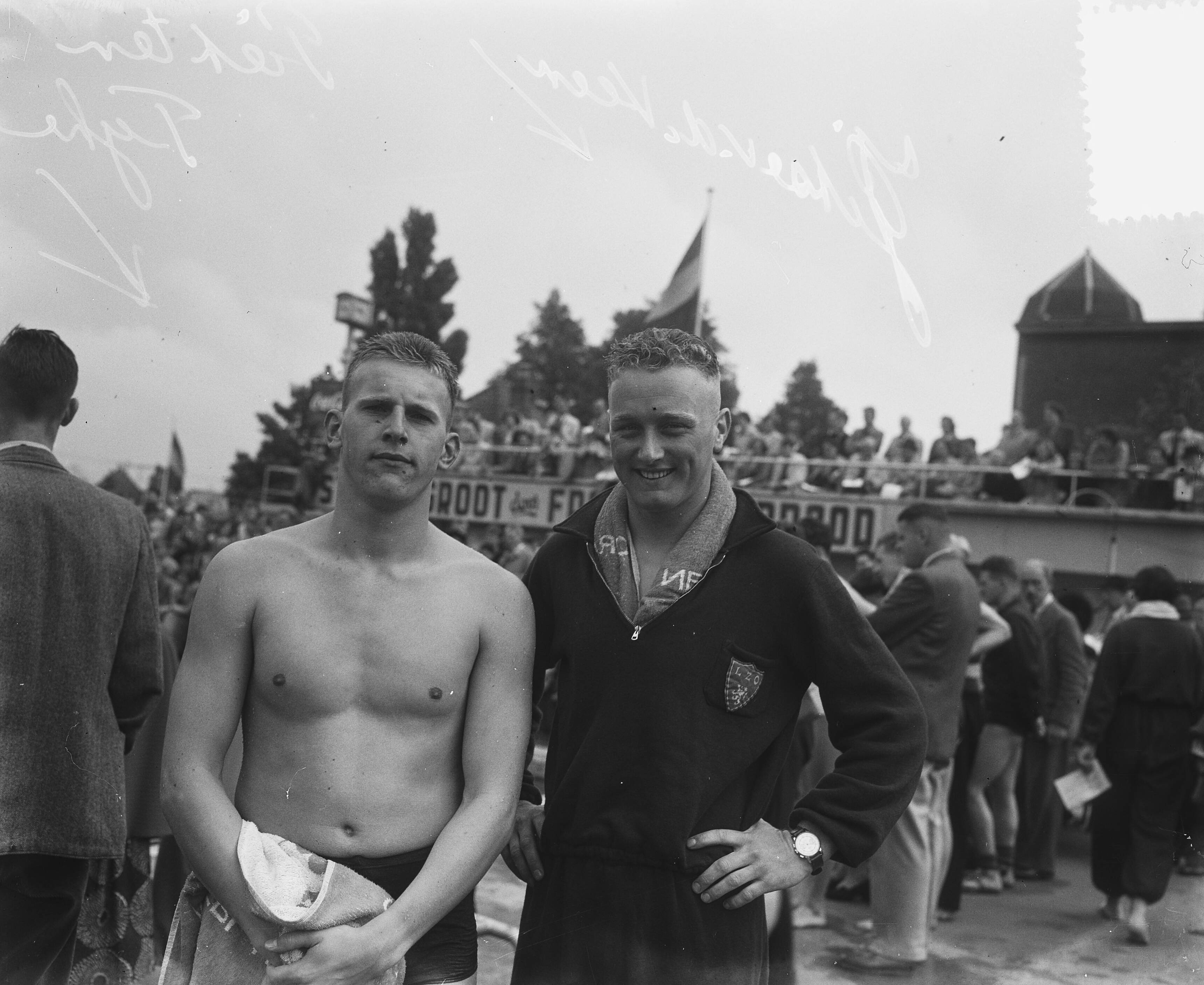 Portretten geselecteerden Olympische Spelen Helsinki (1952) — Selectiewedstrijden Olympische Zwemploeg in Stoop's bad bij Haarlem. Zwemmers Piet ten Thije en Jitse van der Veen (rechts) — Foto: Pot, Harry / Anefo. Licentie: Set B: Rechtenvrij / Publiek Domein. Bron: Nationaal Archief. http://hdl.handle.net/10648/a8fb6cd2-d0b4-102d-bcf8-003048976d84