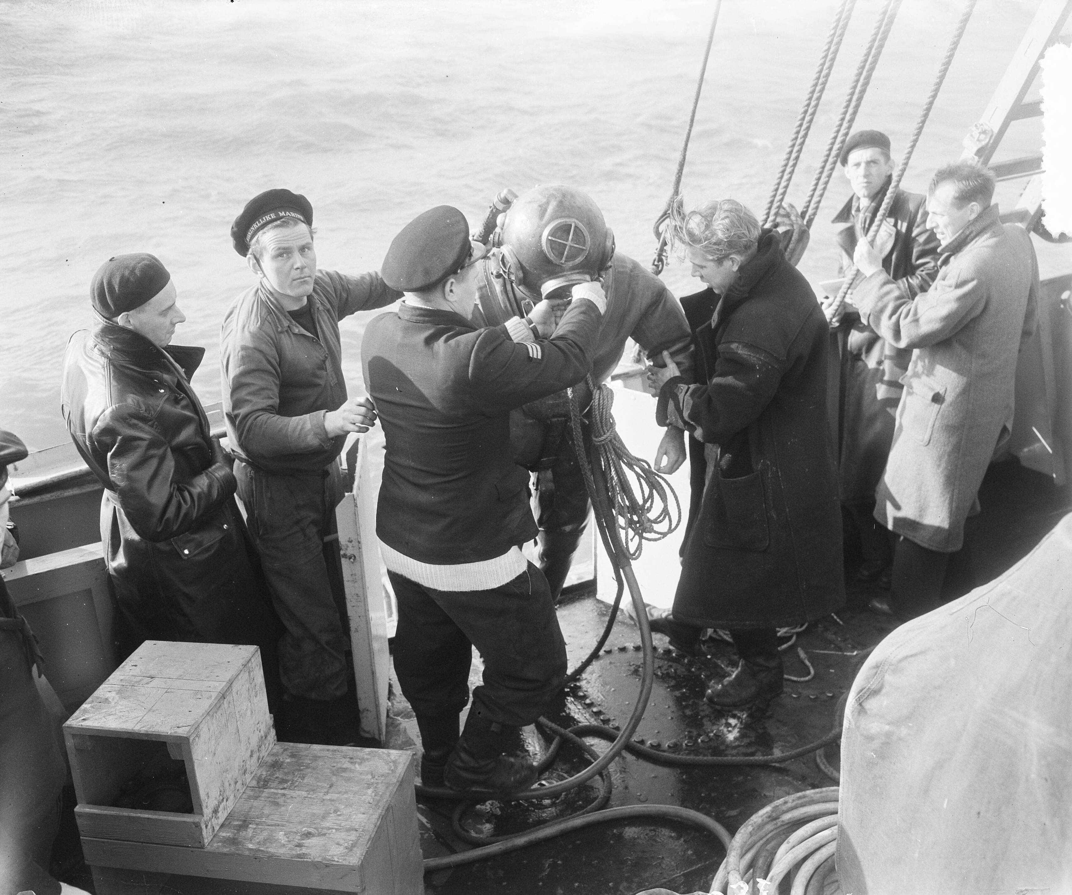 Oefening Maboo Roompot — Deze oefening werd op de Oosterschelde gehouden, inhoudende het opsporen van een "gezonken" duikboot. Voor dit doel was de "Zwaardvis" op de bodem van de Oosterschelde gaan liggen. Een duiker van de bergingsdienst van de Marine bij het aan boord komen van het bergingsvaartuig Hercules na zijn pogingen de verbinding tot stand gebracht te hebben met de gezonken duikboot — Foto: Pot, Harry / Anefo. Licentie: Set B: Rechtenvrij / Publiek Domein. Bron: Nationaal Archief. http://hdl.handle.net/10648/a901eca6-d0b4-102d-bcf8-003048976d84