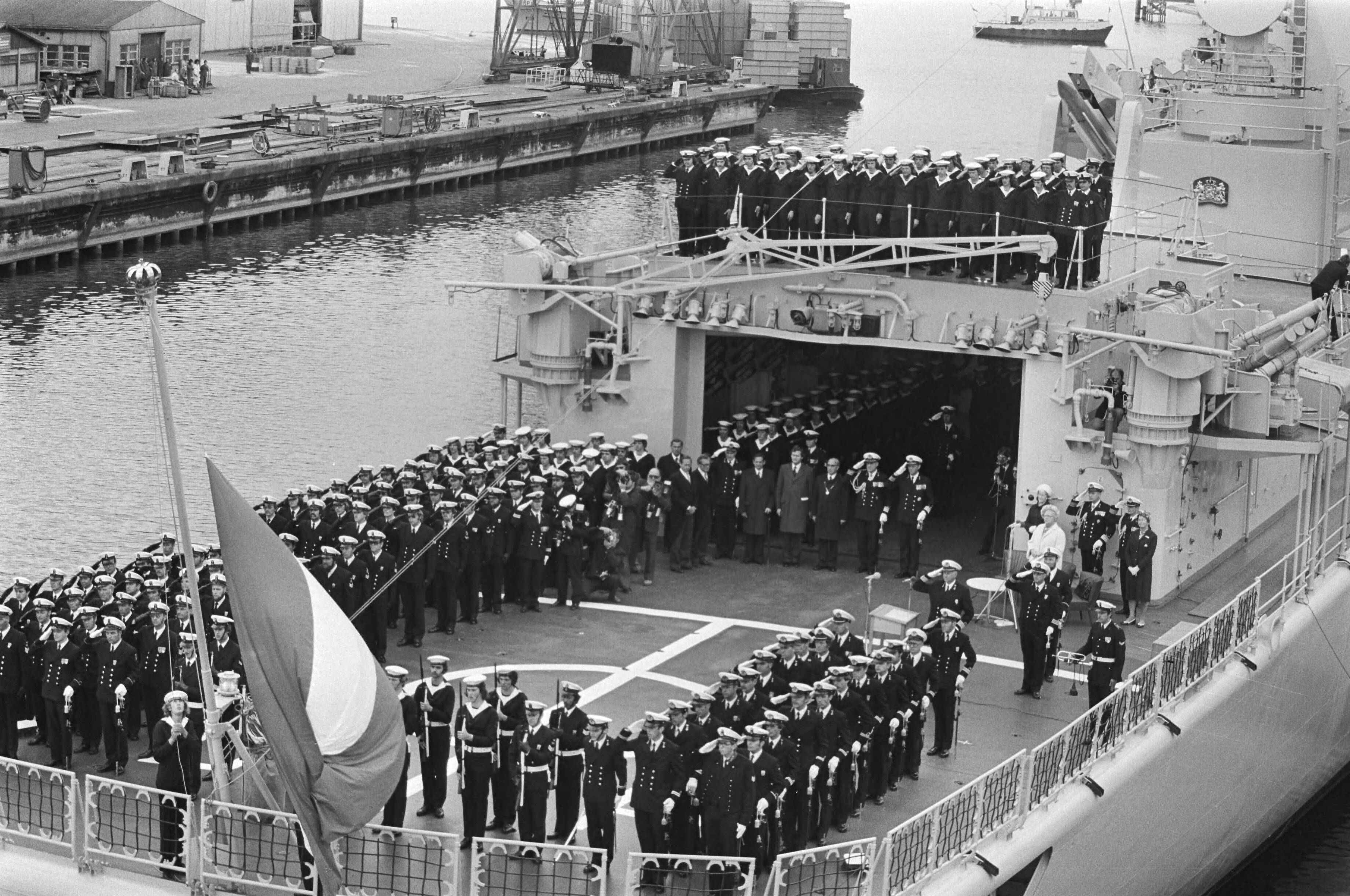 Fotocollectie Anefo — Wapenfregat De Ruyter door koningin Juliana in gebruik gesteld in Vlissingen, overzicht tijdens hijsen van vlag koningin Juliana — Foto: Verhoeff, Bert / Anefo. Licentie: Set B: Rechtenvrij / Publiek Domein. Bron: Nationaal Archief. http://hdl.handle.net/10648/ac856862-d0b4-102d-bcf8-003048976d84