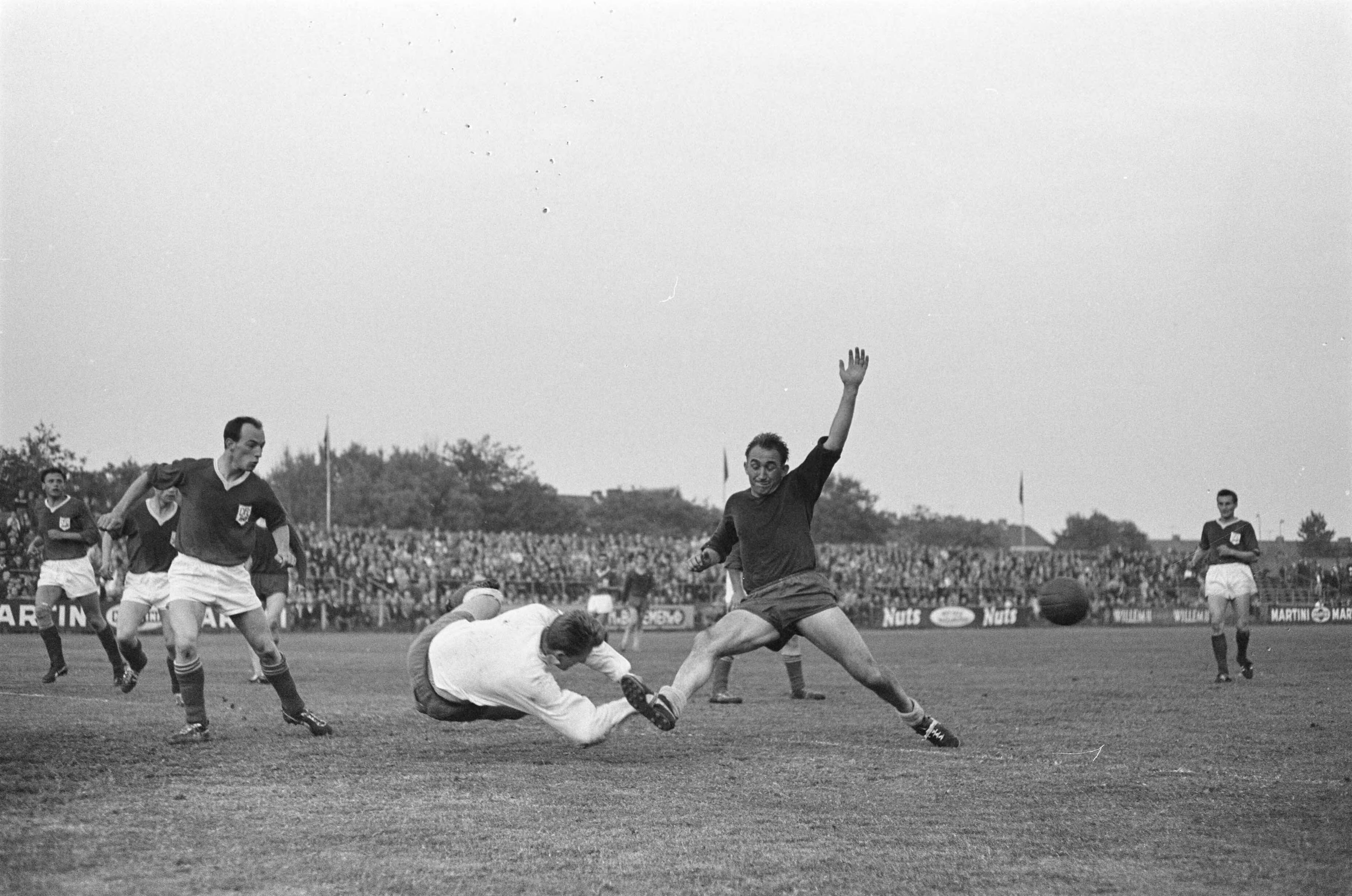 Fotocollectie Anefo — Voetbal. Haarlem tegen DFC 2-3. Spelmoment, keeper Harry Hentenaar van DFC weet bal voor voeten van Henk Angenent weg te halen. — Foto: Pot, Harry / Anefo. Licentie: Set B: Rechtenvrij / Publiek Domein. Bron: Nationaal Archief. http://hdl.handle.net/10648/aa3aac02-d0b4-102d-bcf8-003048976d84
