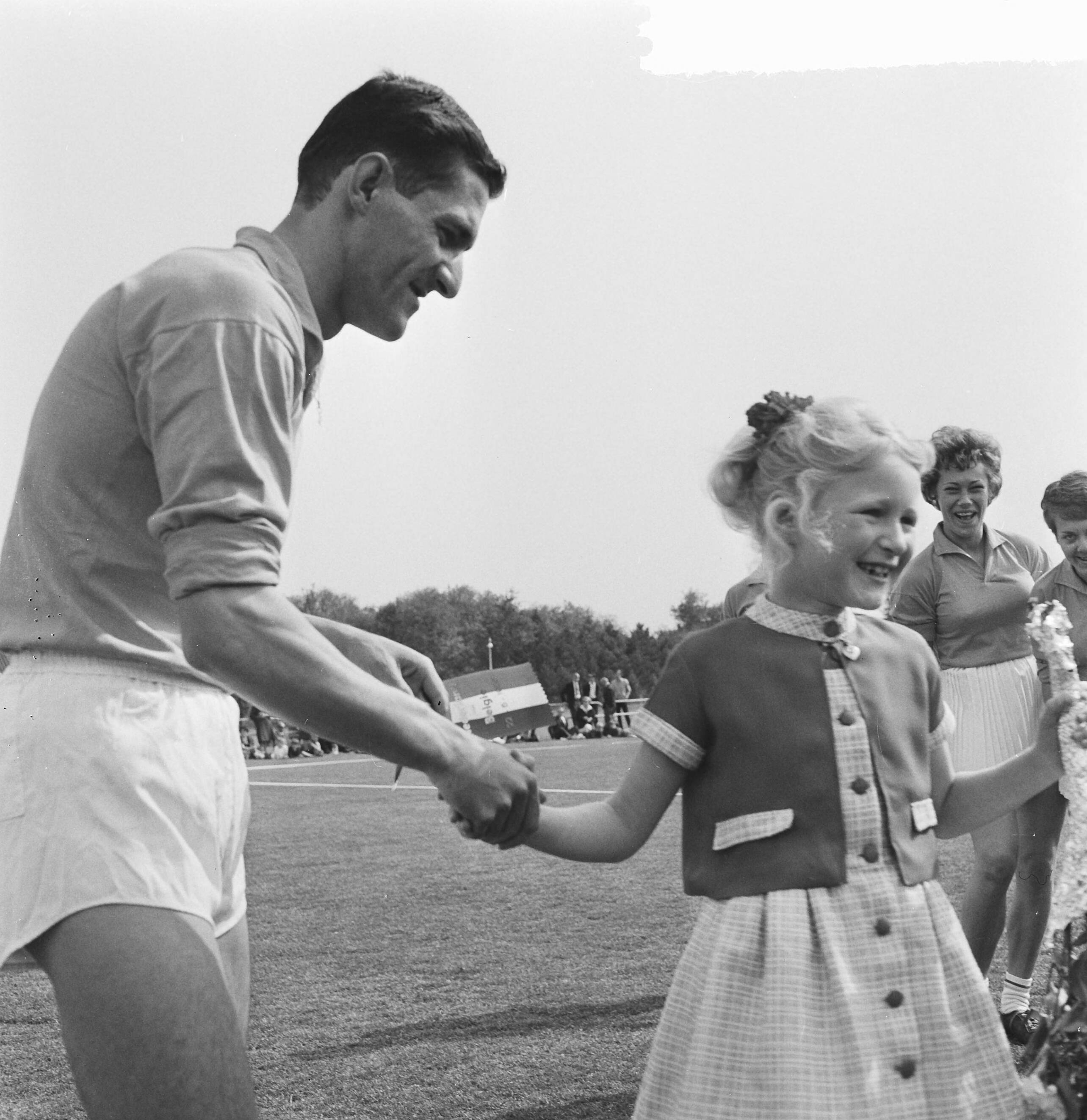 Fotocollectie Anefo — Korfbal. Nederland tegen België 8-2. Cees van Lunteren kreeg bloemen van zijn dochtertje voor zijn 25e interland — Foto: Kroon, Ron / Anefo. Licentie: Set B: Rechtenvrij / Publiek Domein. Bron: Nationaal Archief. http://hdl.handle.net/10648/aaa9bc64-d0b4-102d-bcf8-003048976d84