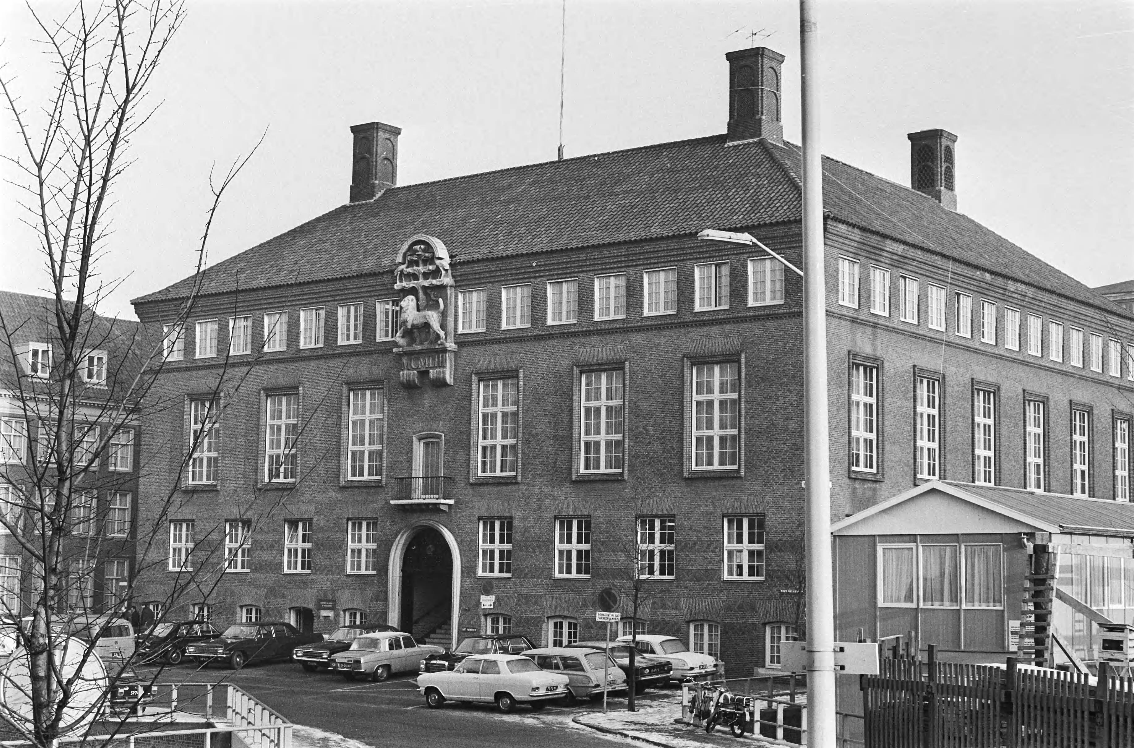 Fotocollectie Anefo — Gebouw van Ministerie van Onderwijs en Wetenschappen, Nieuwe Uitleg , Den Haag , exterieur — Foto: Evers, Joost / Anefo. Licentie: Set B: Rechtenvrij / Publiek Domein. Bron: Nationaal Archief. http://hdl.handle.net/10648/abaf2496-d0b4-102d-bcf8-003048976d84