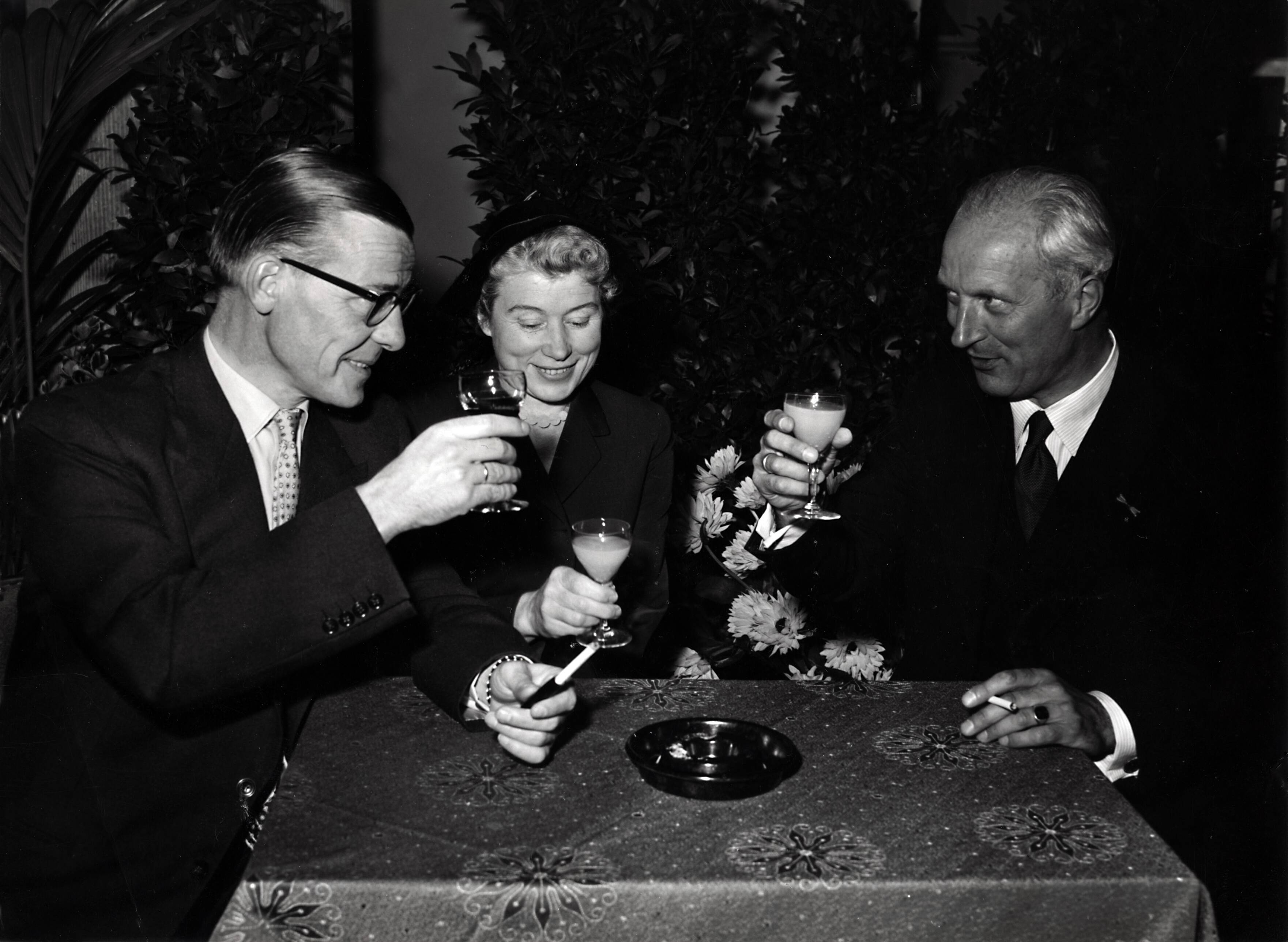 Collectie nader te bepalen — [50-jarig jubileum N.V. De Spaarnestad] [Receptie in de Vleeshal te Haarlem?] [twee mannen en een vrouw brengen een toost uit] — Foto: Fotograaf Onbekend / Fotobureau onbekend / Spaarnestad Photo (05887). Licentie: Set B: Rechtenvrij / Publiek Domein. Bron: Nationaal Archief. http://hdl.handle.net/10648/35429da6-3a71-a382-e063-6df0900a6686