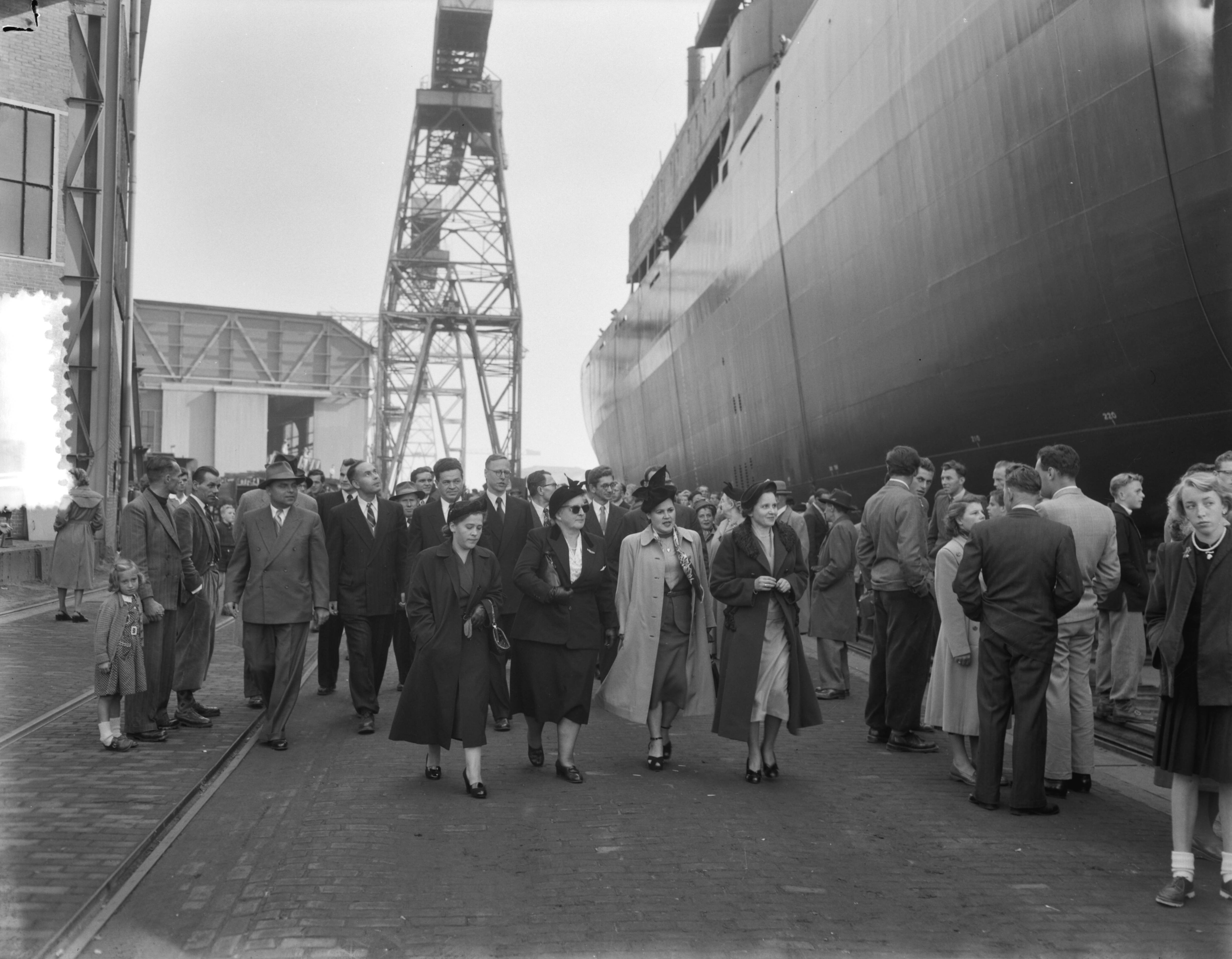 Fotocollectie Anefo — Tewaterlating vrachtschip "OGB" op de werf van N.V. Koninklijke Maatschappij "De Schelde" te Vlissingen — Foto: Duinen, G.W. van / Anefo. Licentie: Set B: Rechtenvrij / Publiek Domein. Bron: Nationaal Archief. http://hdl.handle.net/10648/a91525dc-d0b4-102d-bcf8-003048976d84