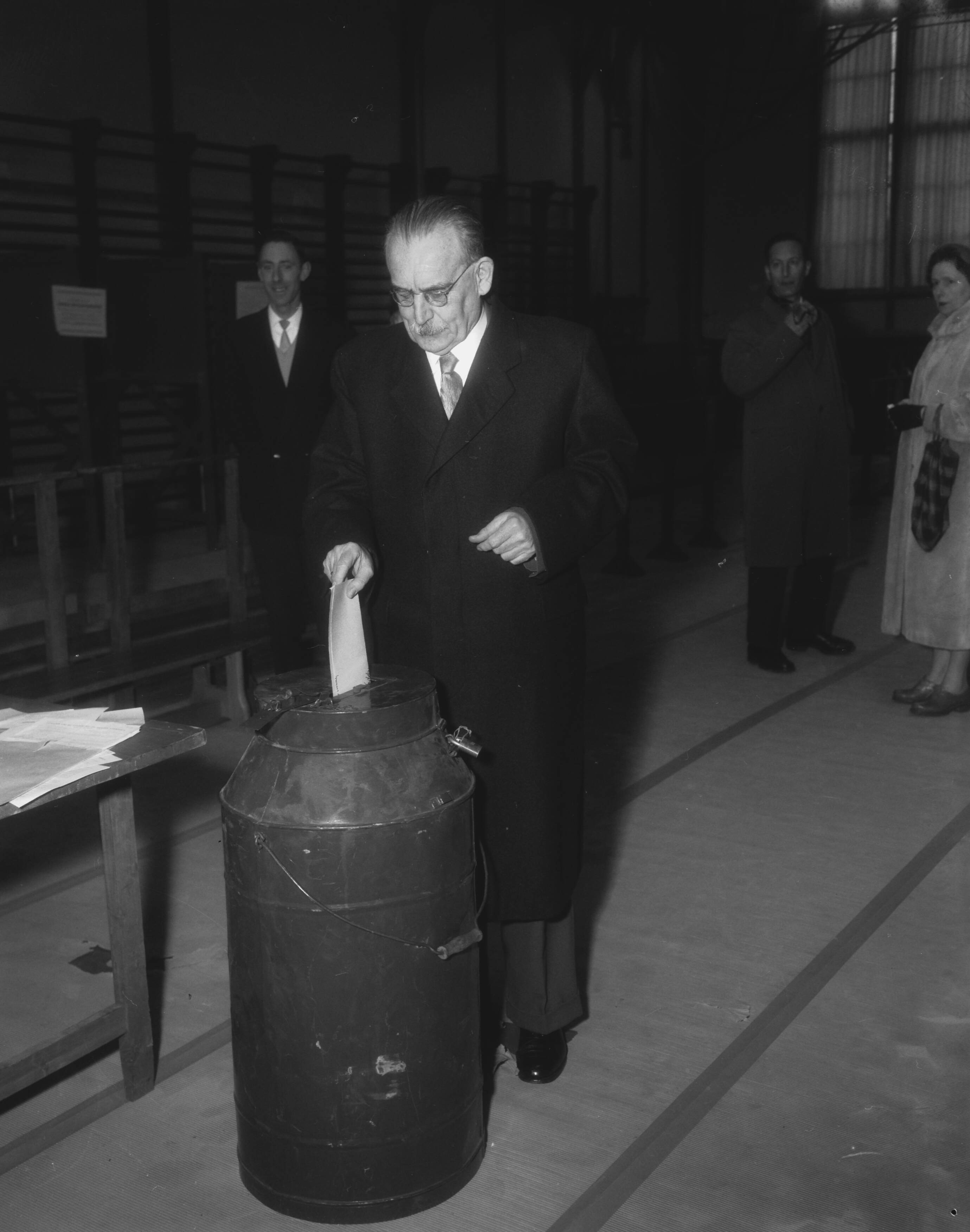 Fotocollectie Anefo — Verkiezingen. Oud-premier dr. W. Drees brengt zijn stem uit in Den Haag — Foto: Pot, Harry / Anefo. Licentie: Set B: Rechtenvrij / Publiek Domein. Bron: Nationaal Archief. http://hdl.handle.net/10648/a98f72f6-d0b4-102d-bcf8-003048976d84
