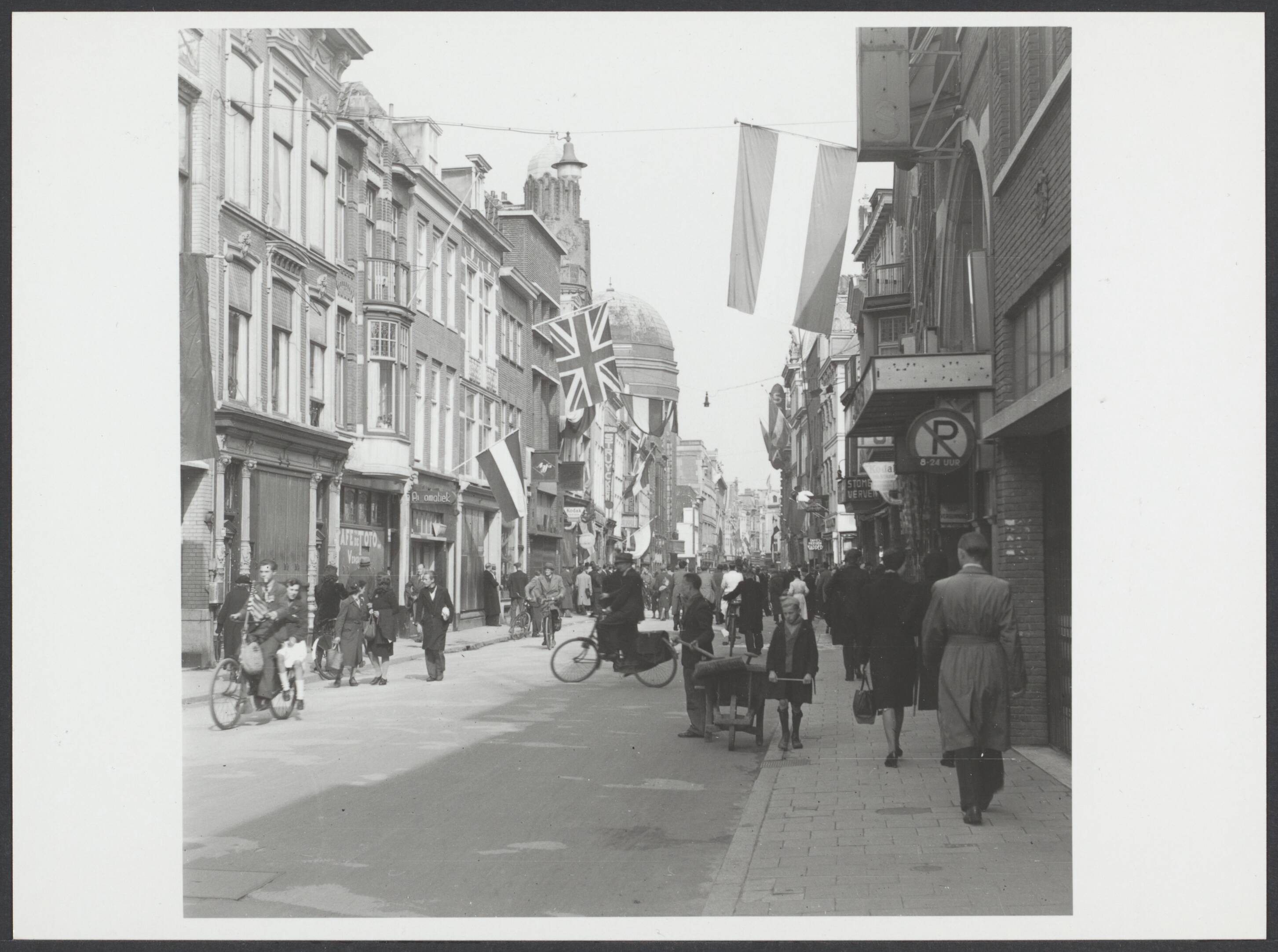 Bevrijding 's Gravenhage (Den Haag) — Straattafereel met Nederlandse vlaggen en de Engelse Union-Jack, kort na de bevrijding in de Wagenstraat, Den Haag, — Foto: Onbekend / Publiek Domein of Rechtenvrij. Licentie: Set B: Rechtenvrij / Publiek Domein. Bron: Nationaal Archief. http://hdl.handle.net/10648/4223d0ec-e4fe-00af-8228-fe5f49d7dc34