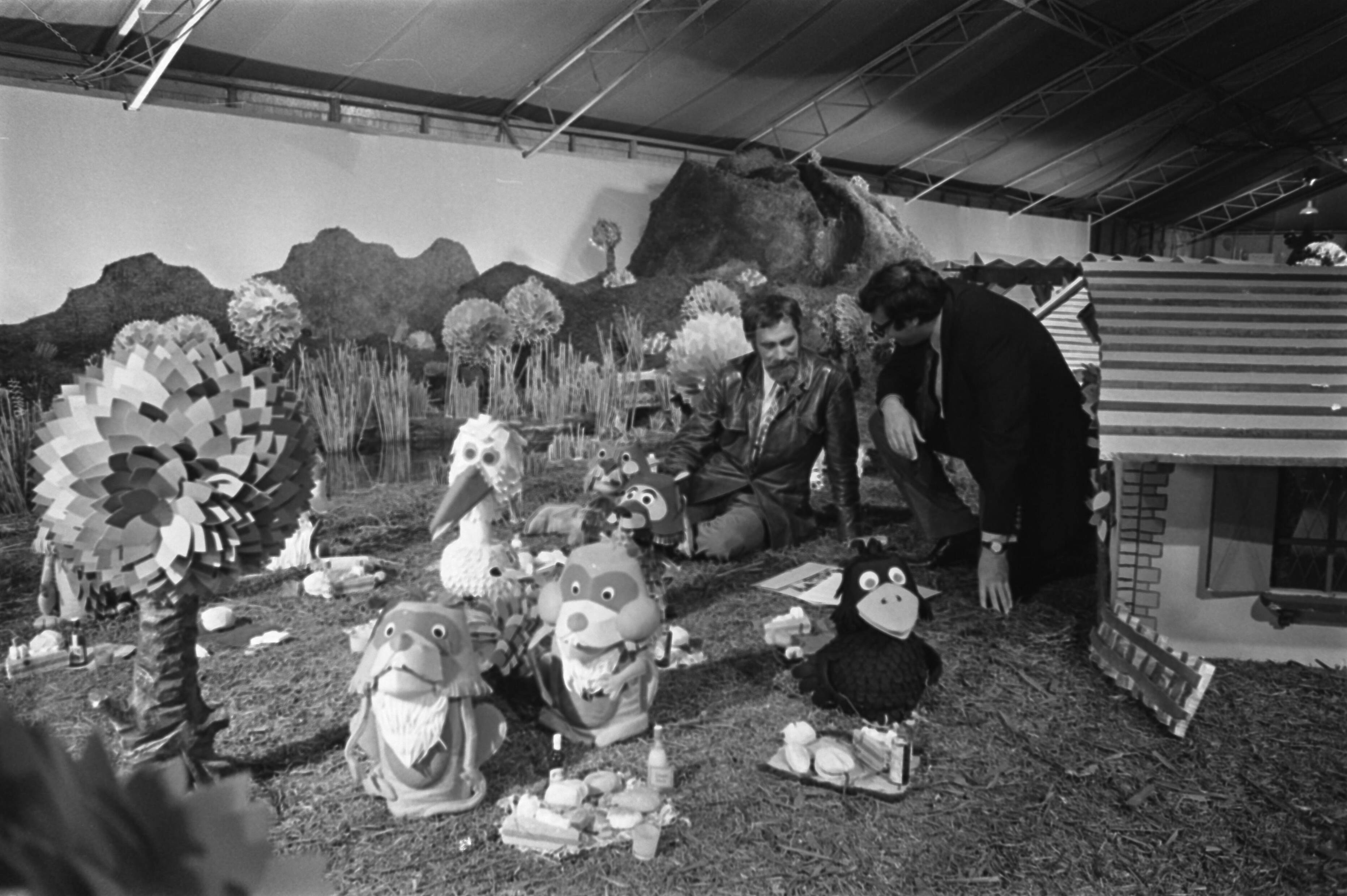 Fotocollectie Anefo — Fabeltjesland in een tent aan Scheveningse Boulevard: (rechts) Thijs Chanowski en Leen Valkenier (schrijver tussen de poppen — Foto: Verhoeff, Bert / Anefo. Licentie: Set B: Rechtenvrij / Publiek Domein. Bron: Nationaal Archief. http://hdl.handle.net/10648/ab99c60a-d0b4-102d-bcf8-003048976d84