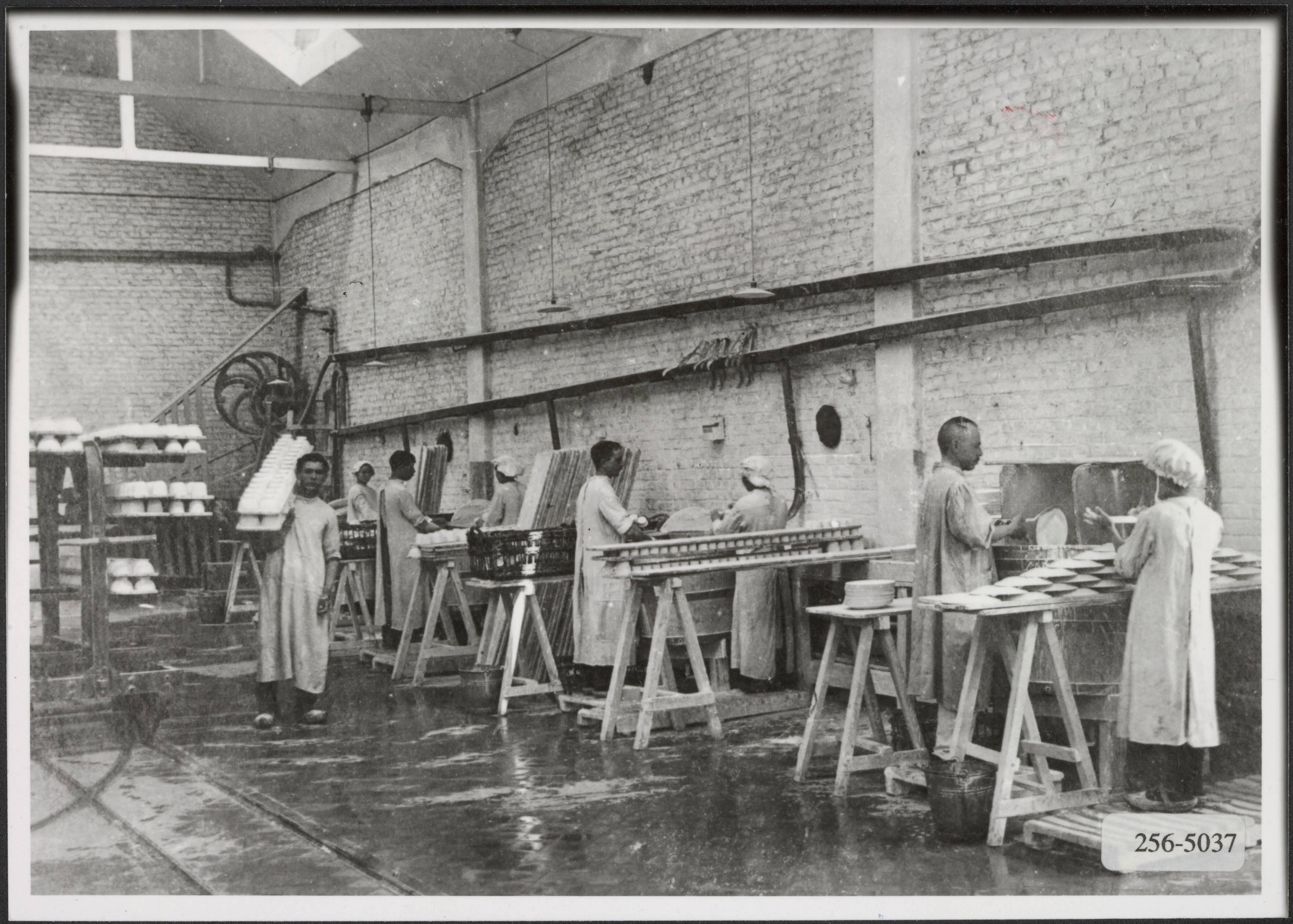 Fotocollectie Arbeidsinspectie — Verniskamer van de aardewerkfabriek van Société Céramique te Maastricht — Foto: Onbekend / Publiek Domein of Rechtenvrij. Licentie: Set B: Rechtenvrij / Publiek Domein. Bron: Nationaal Archief. http://hdl.handle.net/10648/adaf35ce-d0b4-102d-bcf8-003048976d84