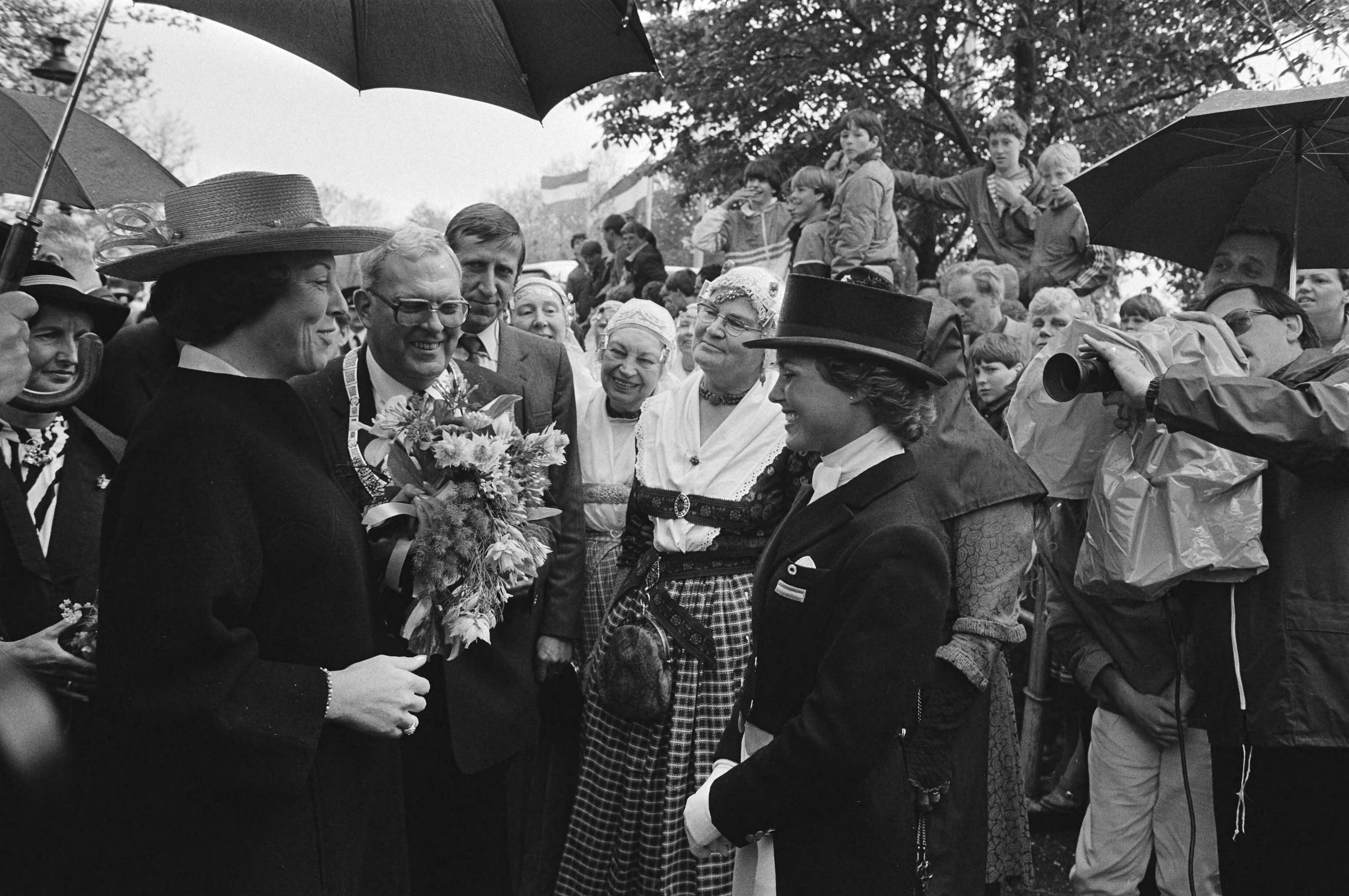 Bezoek koningin Beatrix aan Zaanstad — Koningin Beatrix bij de Zaanse ruiters in klederdracht, rechts van haar burgemeester Lems — Foto: Croes, Rob C. / Anefo. Licentie: Set B: Rechtenvrij / Publiek Domein. Bron: Nationaal Archief. http://hdl.handle.net/10648/ad298c94-d0b4-102d-bcf8-003048976d84