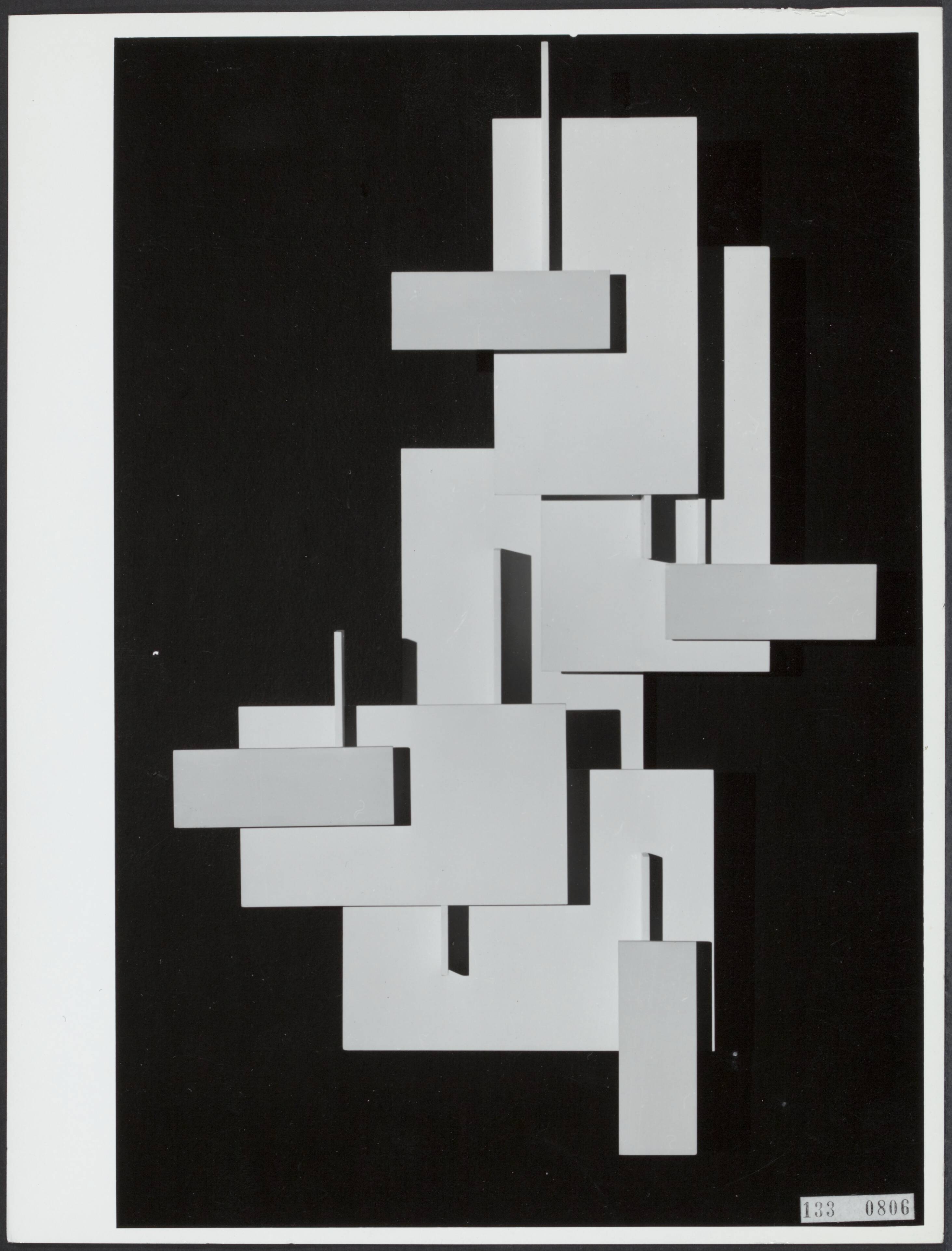 Fotocollectie Rijksvoorlichtingsdienst Eigen — Den Haag. Plastiek van de beeldhouwer Joost Baljeu (1925-1991) — Foto: Gemeentemuseum Den Haag. Licentie: Set B: Rechtenvrij / Publiek Domein. Bron: Nationaal Archief. http://hdl.handle.net/10648/af5a9882-d0b4-102d-bcf8-003048976d84