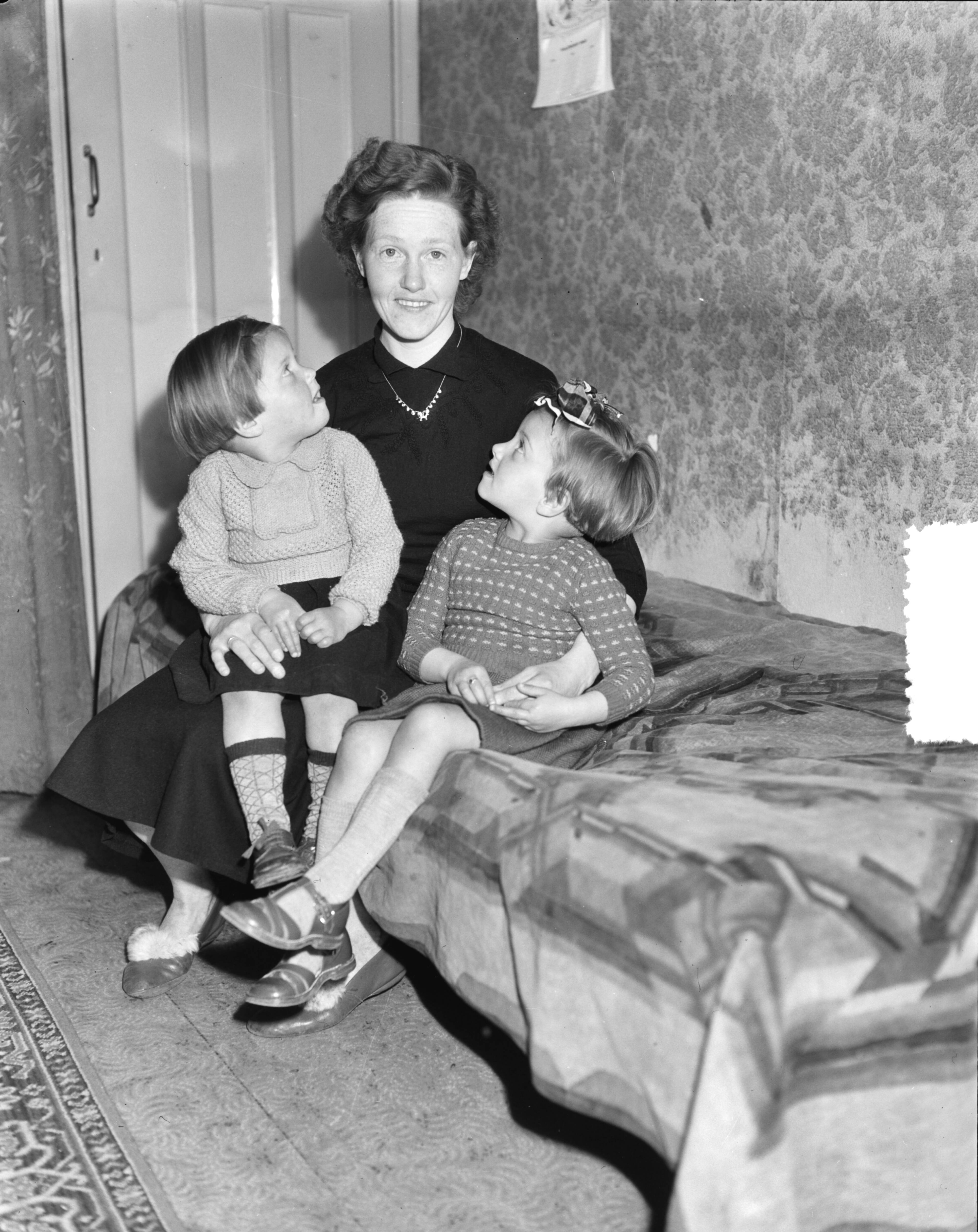 Fotocollectie Anefo — Vrouw en dochters Beppie (links) en Anneke (rechts) van krijgsgevangene Aad Biever in Den Haag — Foto: Duinen, G.W. van / Anefo. Licentie: Set B: Rechtenvrij / Publiek Domein. Bron: Nationaal Archief. http://hdl.handle.net/10648/a90ac79a-d0b4-102d-bcf8-003048976d84