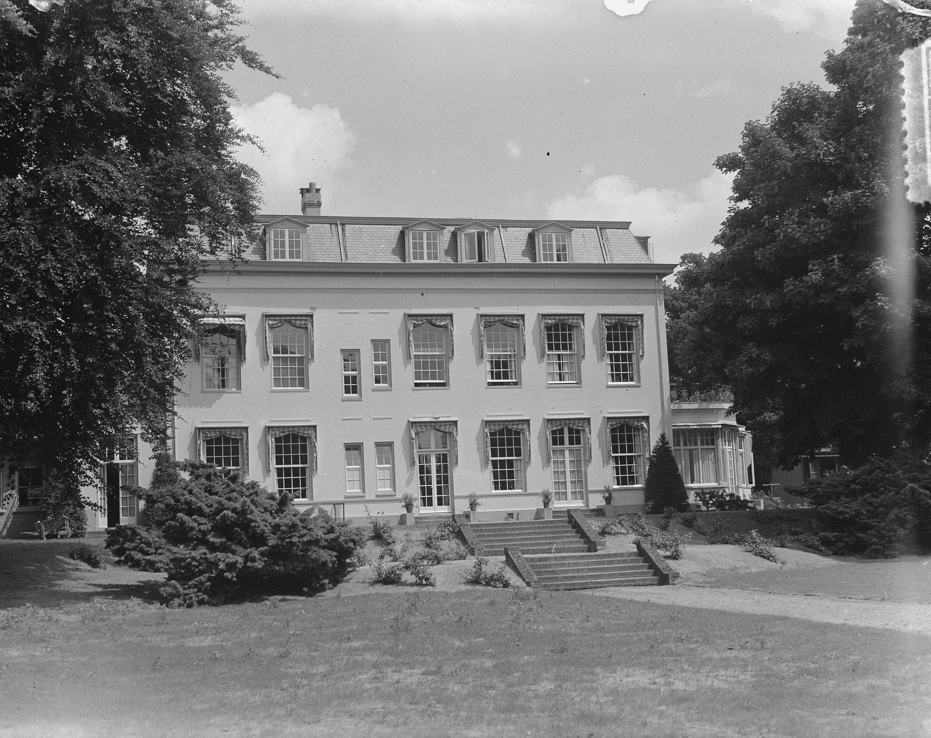 Studenten Sanatorium te Laren — Studenten Sanatorium te Laren. Villa Denenoord [werd in 1952 zusterhuis] — Foto: Consenheim, Wim / Anefo. Licentie: Set B: Rechtenvrij / Publiek Domein. Bron: Nationaal Archief. http://hdl.handle.net/10648/a8fb9414-d0b4-102d-bcf8-003048976d84