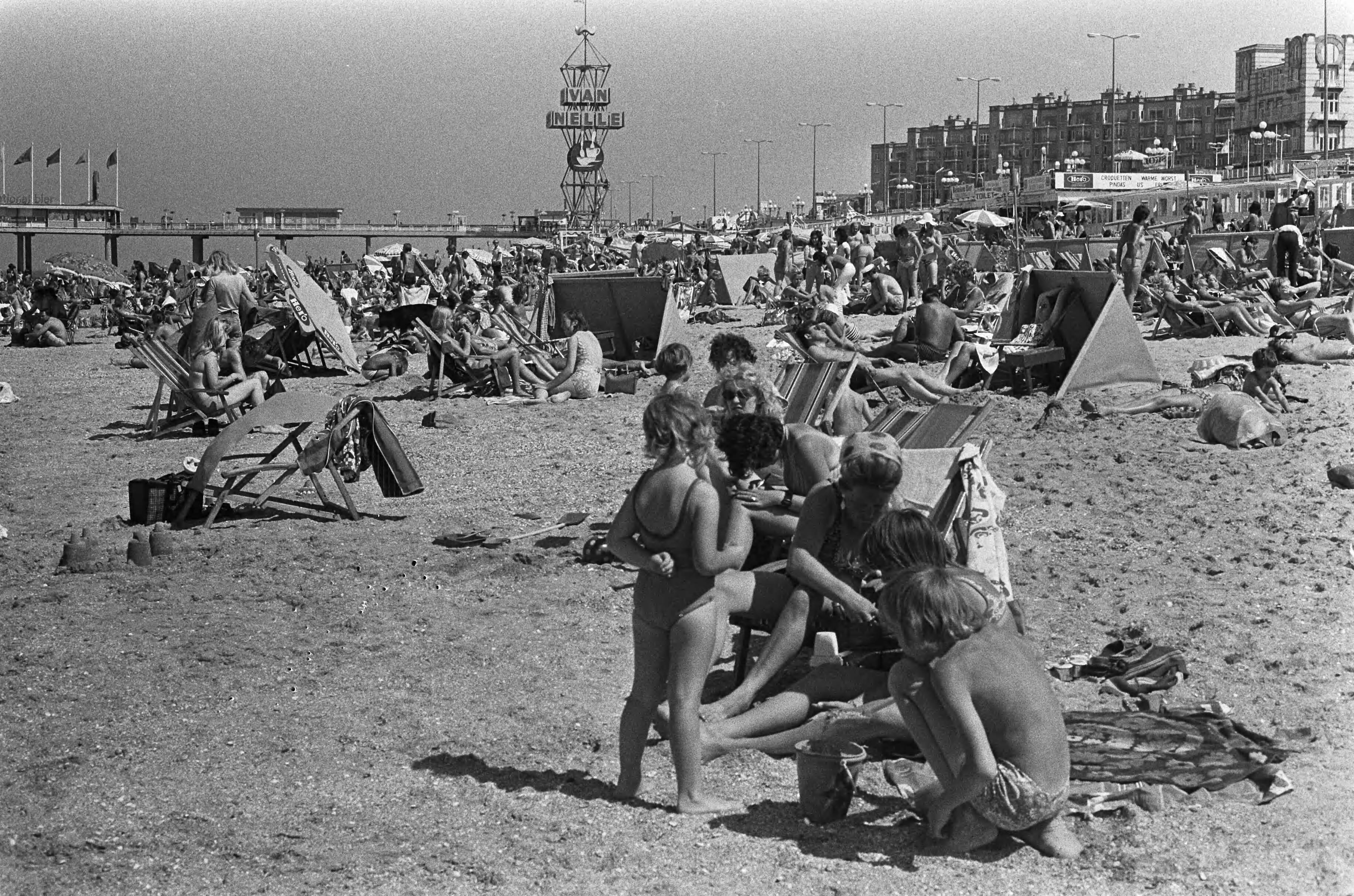 Fotocollectie Anefo — Strandleven Scheveningen — Foto: Peters, Hans / Anefo. Licentie: Set B: Rechtenvrij / Publiek Domein. Bron: Nationaal Archief. http://hdl.handle.net/10648/ac33ff68-d0b4-102d-bcf8-003048976d84