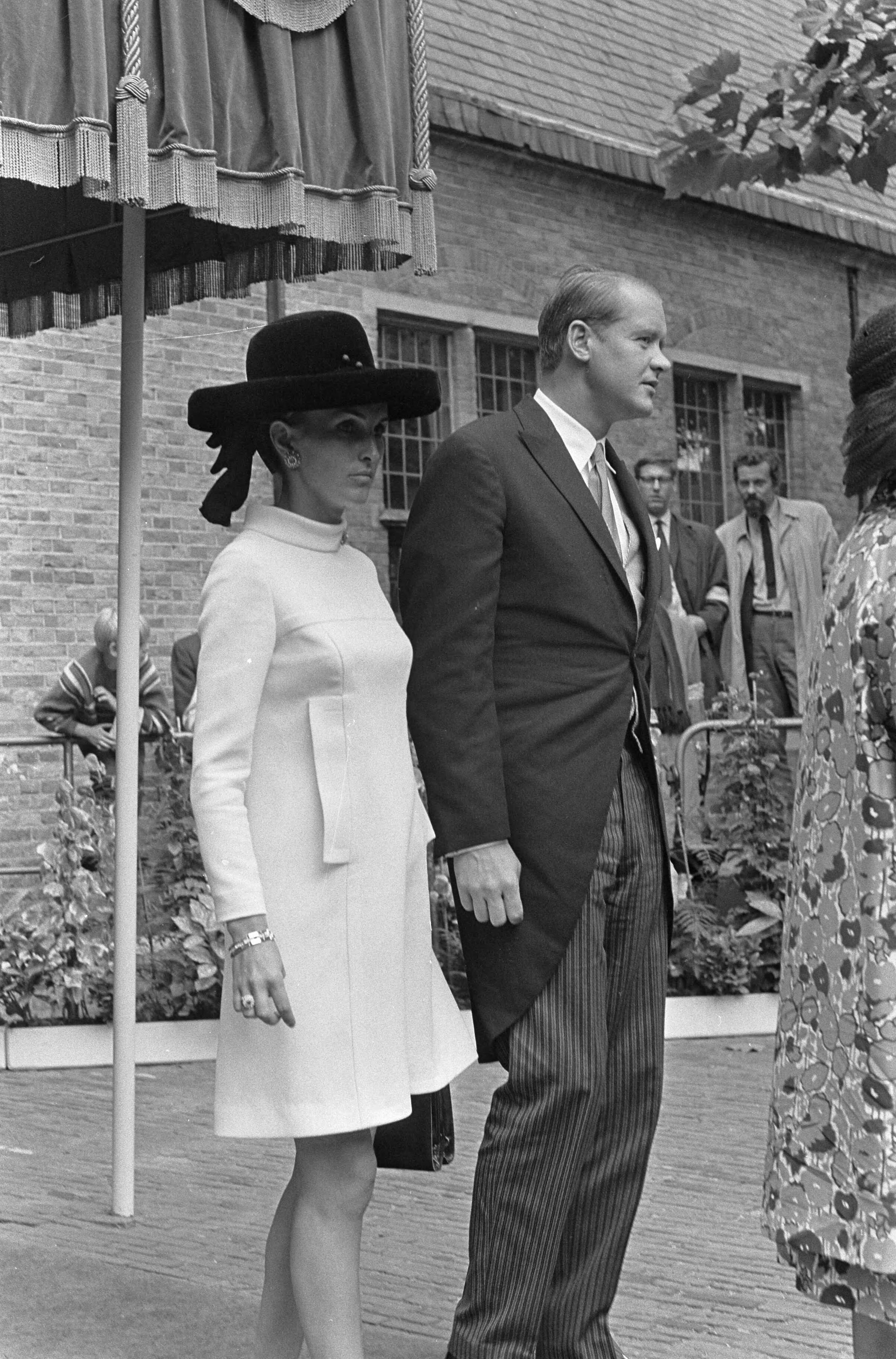 Fotocollectie Anefo — Doop Willem Alexander in Sint Jacobskerk te Den Haag Nummers 17.18.19 Graaf en gravin von Bismarck — Foto: Jongerhuis, Pieter / Anefo. Licentie: Set B: Rechtenvrij / Publiek Domein. Bron: Nationaal Archief. http://hdl.handle.net/10648/ab25d682-d0b4-102d-bcf8-003048976d84