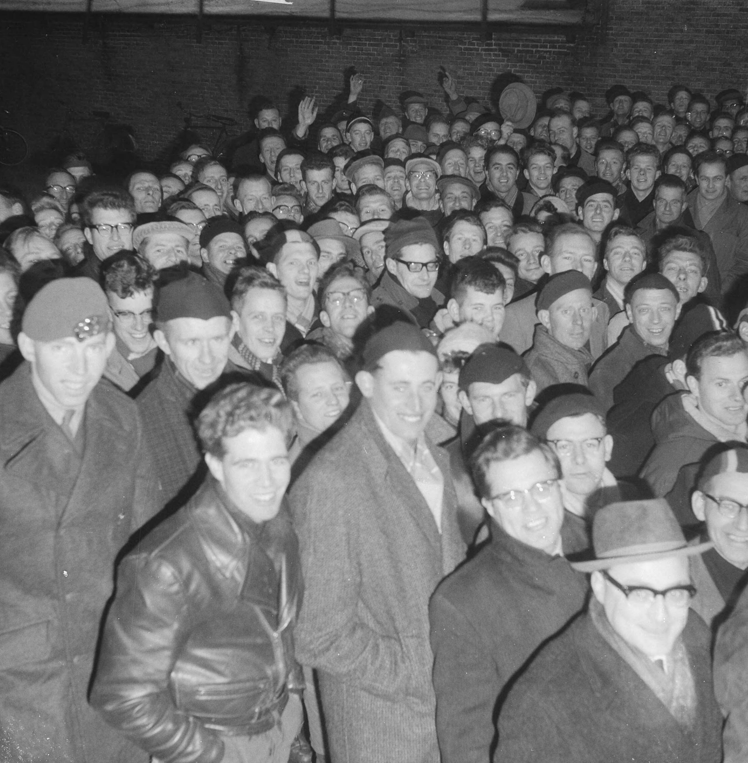 Fotocollectie Anefo — Aanmelden in Hotel De Groene Weide te Leeuwarden voor de Elfstedentocht. Drukte voor het gebouw — Foto: Pot, Harry / Anefo. Licentie: Set B: Rechtenvrij / Publiek Domein. Bron: Nationaal Archief. http://hdl.handle.net/10648/a9f2731a-d0b4-102d-bcf8-003048976d84