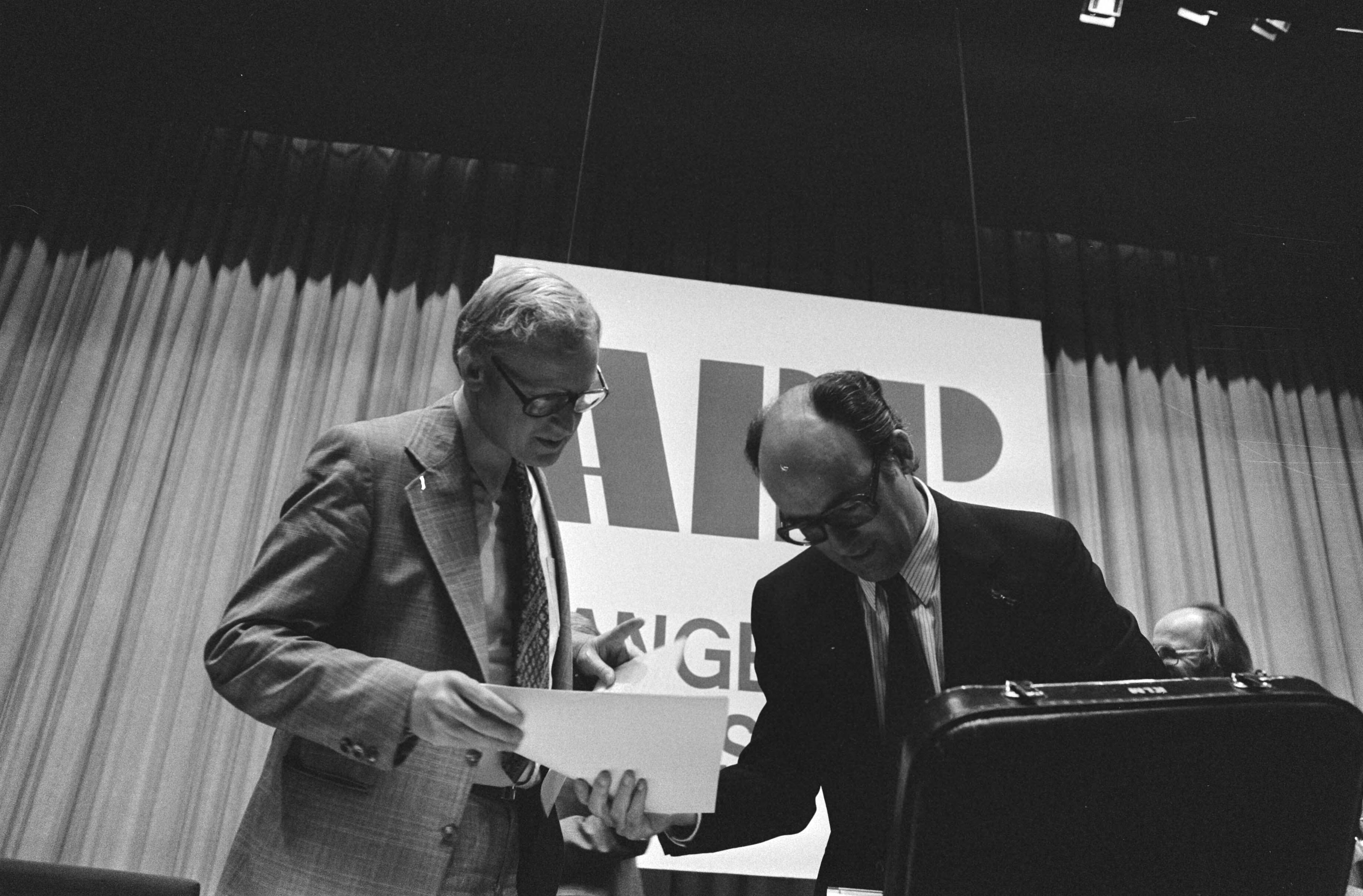 Fotocollectie Anefo — ARP-partijraad in Utrecht over CDA-lijst; Andriessen (KVP) en ARP-fractievoorzitter Aantjes — Foto: Verhoeff, Bert / Anefo. Licentie: Set B: Rechtenvrij / Publiek Domein. Bron: Nationaal Archief. http://hdl.handle.net/10648/ac8c709e-d0b4-102d-bcf8-003048976d84