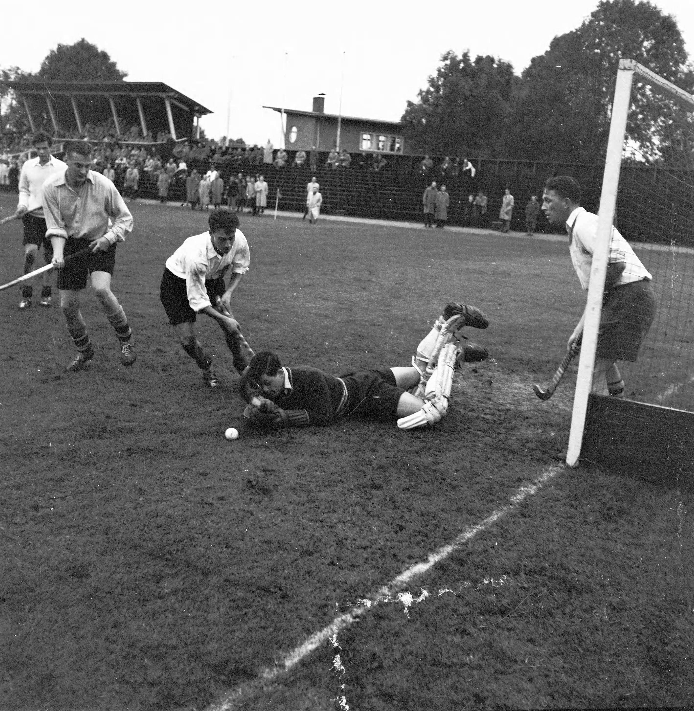 Fotocollectie Anefo — Hockey. Amsterdam tegen Laren 1-2. Spelmoment — Foto: Behrens, Herbert F. / Anefo. Licentie: Set B: Rechtenvrij / Publiek Domein. Bron: Nationaal Archief. http://hdl.handle.net/10648/a93d827a-d0b4-102d-bcf8-003048976d84