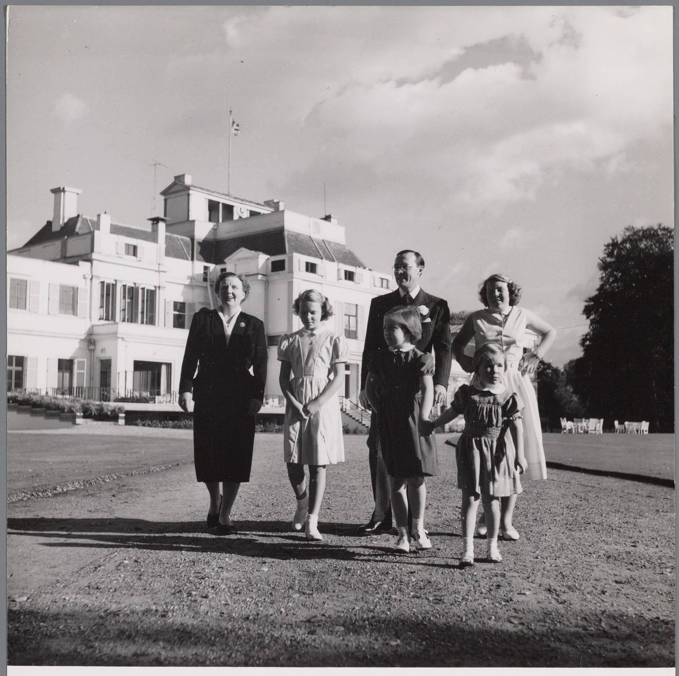 Fotocollectie RVD / Koninklijk Huis — Koningin Juliana en prins Bernhard met de prinsessen Beatrix, Irene, Margriet en Marijke in de tuin bij Paleis Soestdijk — Foto: Onbekend / RVD. Licentie: Set B: Rechtenvrij / Publiek Domein. Bron: Nationaal Archief. http://hdl.handle.net/10648/afac3ca0-d0b4-102d-bcf8-003048976d84