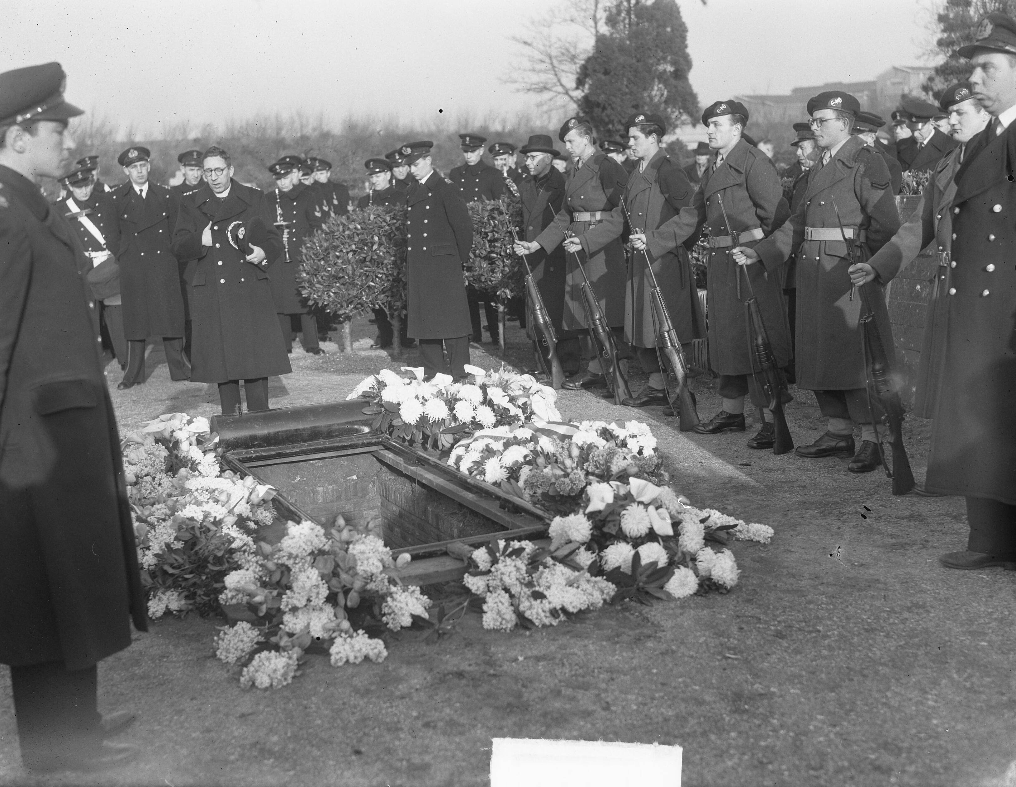 BEgrafenis van luitenant-ter-zee 2e klasse F. Langenbach te Den Haag — Foto: Duinen, H. van / Anefo. — Licentie: Set B: Rechtenvrij / Publiek Domein. Bron: Nationaal Archief. http://hdl.handle.net/10648/a8e52198-d0b4-102d-bcf8-003048976d84
