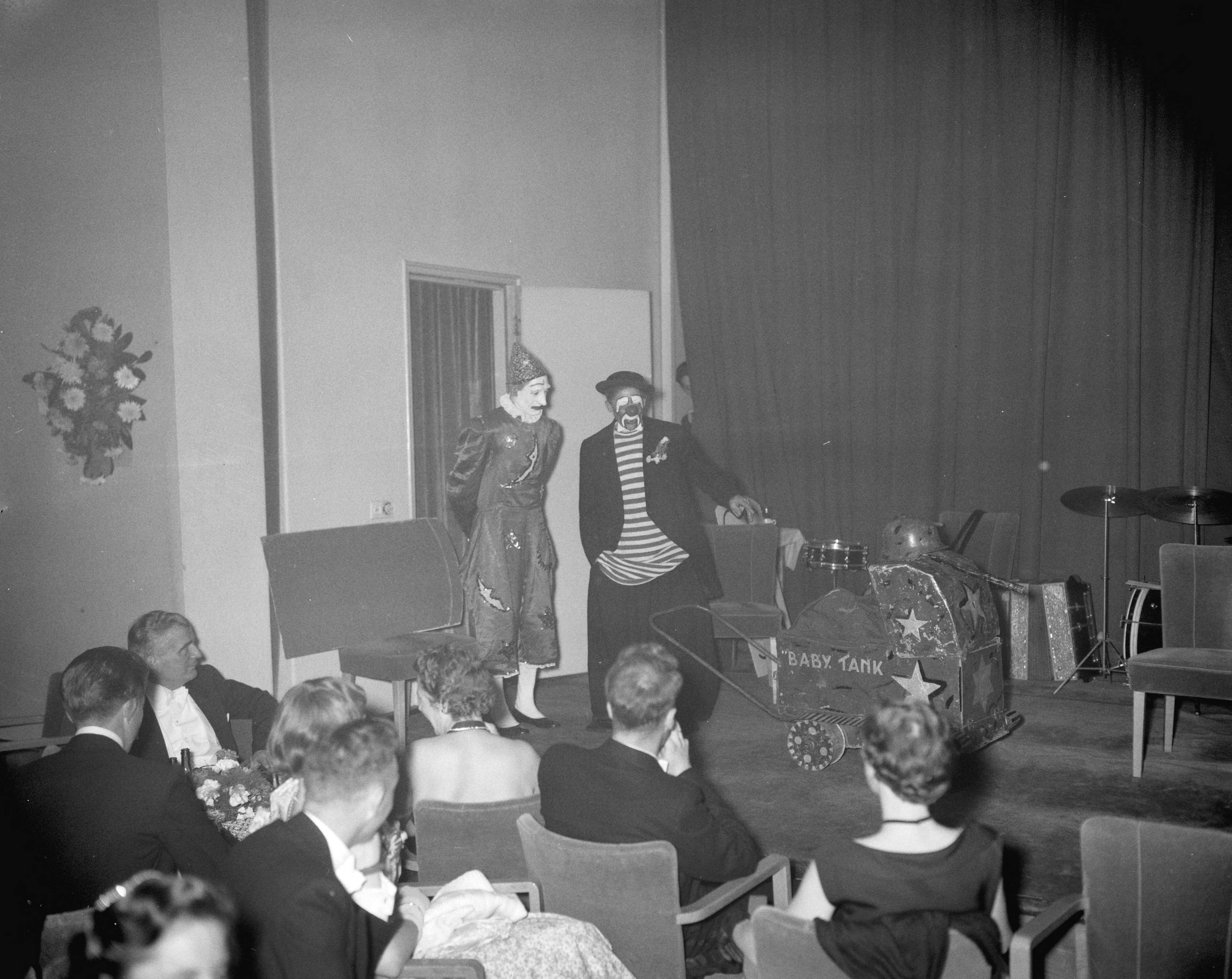 Fotocollectie Anefo — Lustrumviering van de tandheelkundige studentenvereniging "John Tomes" te Utrecht — Foto: Bilsen, Joop van / Anefo. Licentie: Set B: Rechtenvrij / Publiek Domein. Bron: Nationaal Archief. http://hdl.handle.net/10648/a96e2ef2-d0b4-102d-bcf8-003048976d84