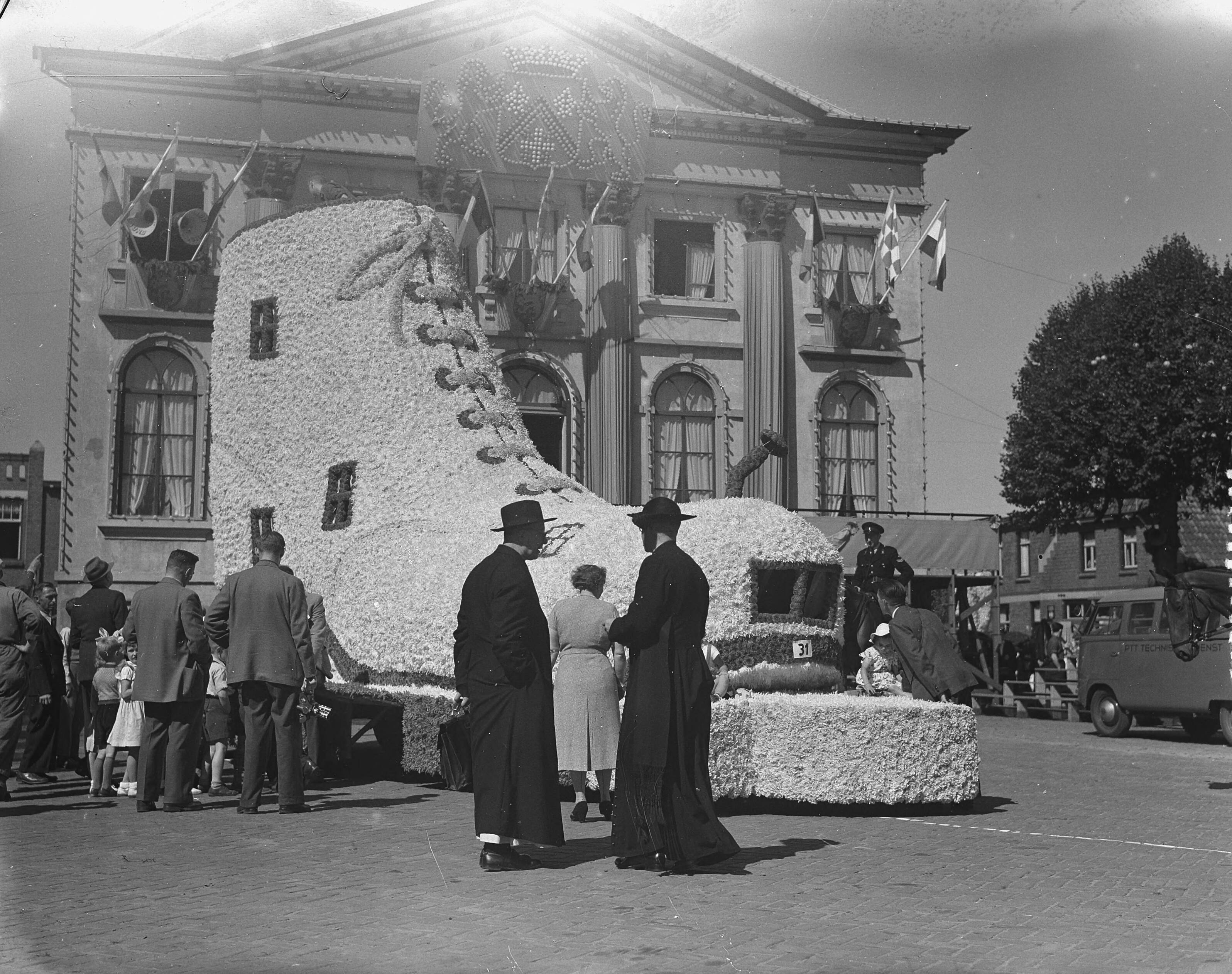 Bloemencorso Zundert. Praalwagens — Foto: Duinen, H. van / Anefo. — Licentie: Set B: Rechtenvrij / Publiek Domein. Bron: Nationaal Archief. http://hdl.handle.net/10648/a9129bf0-d0b4-102d-bcf8-003048976d84