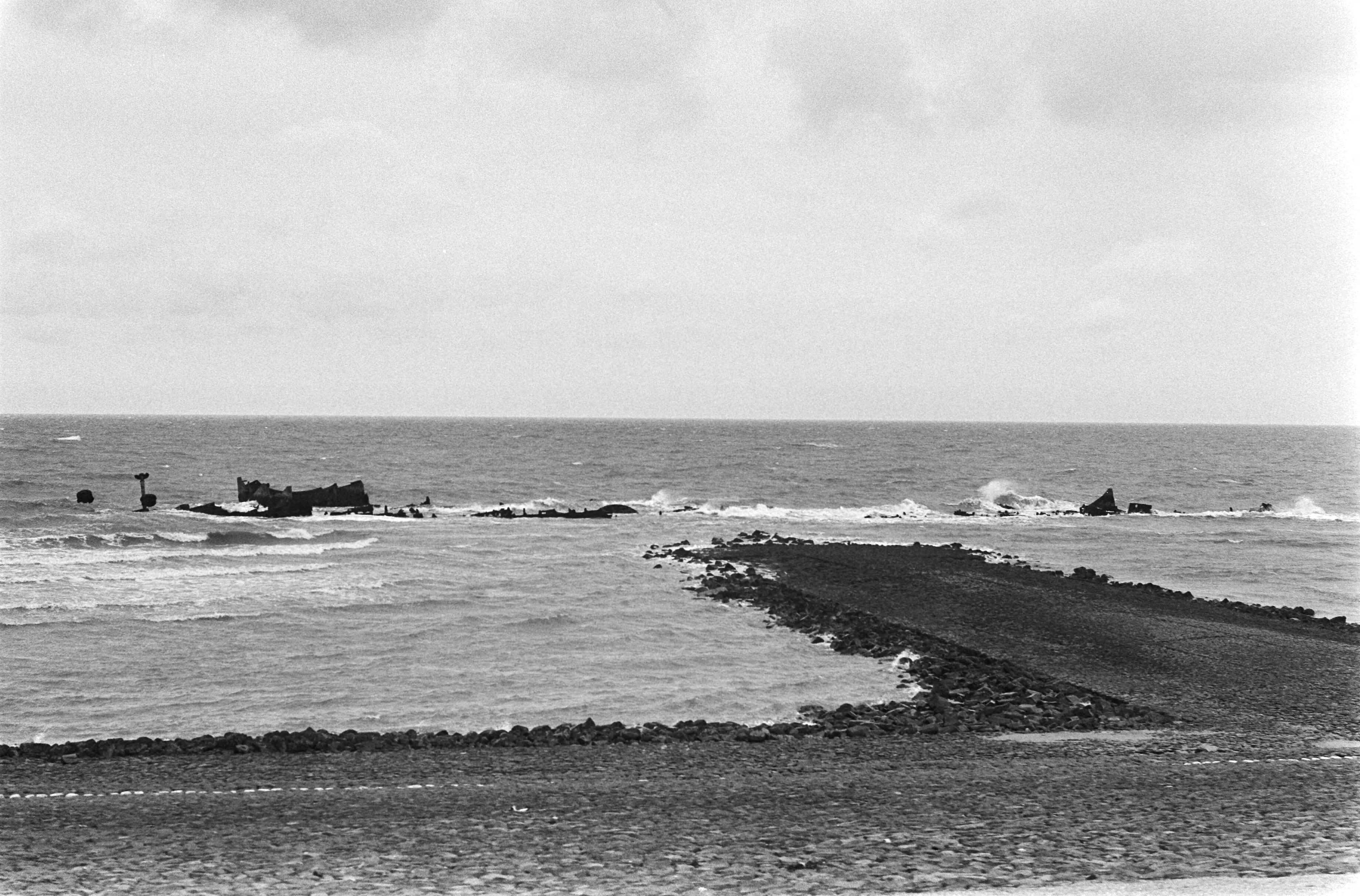Fotocollectie Anefo — Verhoging Hondsbossche zeewering bij Petten op Delta-hoogte in 4 jaar tot 11,5 meter boven zee-oppervlak voltooid — Foto: Croes, Rob C. / Anefo. Licentie: Set B: Rechtenvrij / Publiek Domein. Bron: Nationaal Archief. http://hdl.handle.net/10648/acf75af8-d0b4-102d-bcf8-003048976d84