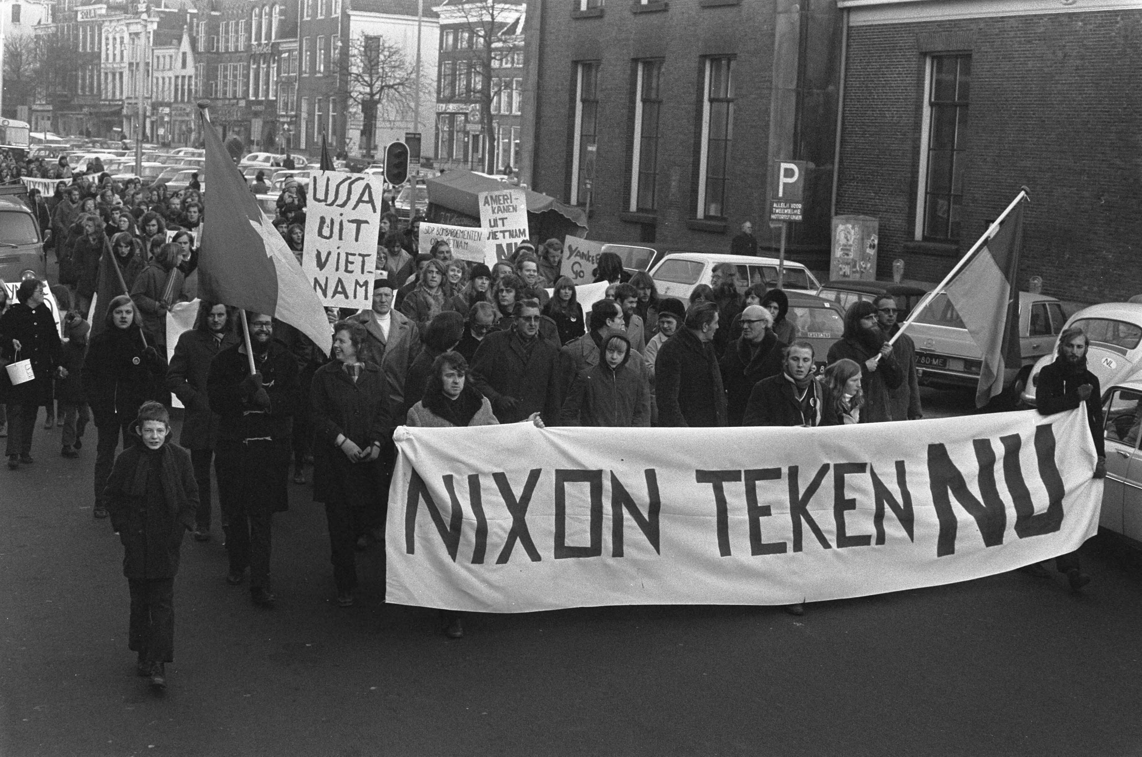 Fotocollectie Anefo — Anti-Nixondemonstratie in Groningen — Foto: Punt, W. / Anefo. Licentie: Set B: Rechtenvrij / Publiek Domein. Bron: Nationaal Archief. http://hdl.handle.net/10648/ac21318a-d0b4-102d-bcf8-003048976d84