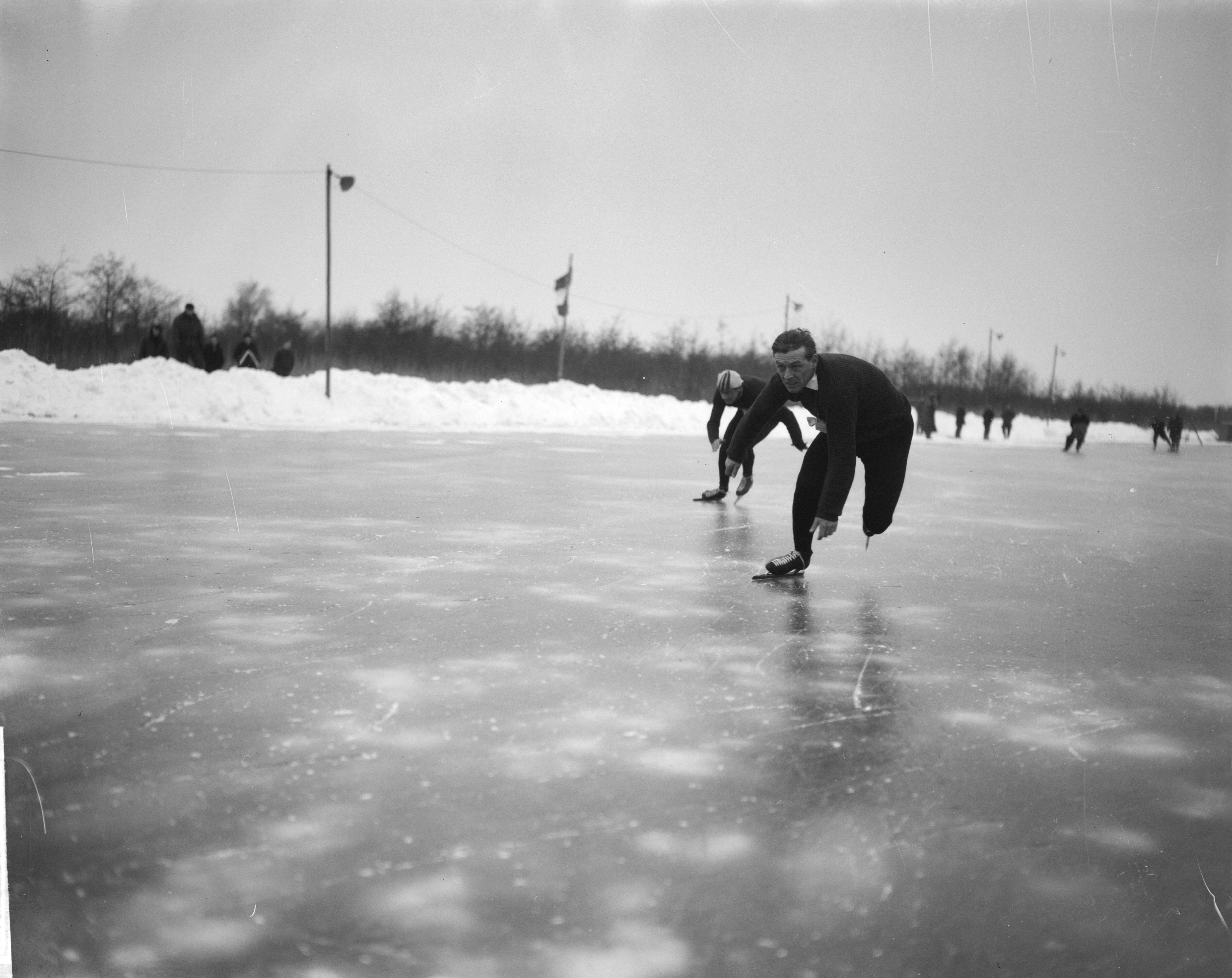 Fotocollectie Anefo — Kortebaan kampioenschappen van Nederland te Ankeveen. In de voorgrond Jan Heitbrink uit Akkrum (3e), achter hem Jan van Schie uit Ankeveen — Foto: Bilsen, Joop van / Anefo. Licentie: Set B: Rechtenvrij / Publiek Domein. Bron: Nationaal Archief. http://hdl.handle.net/10648/aa24e002-d0b4-102d-bcf8-003048976d84