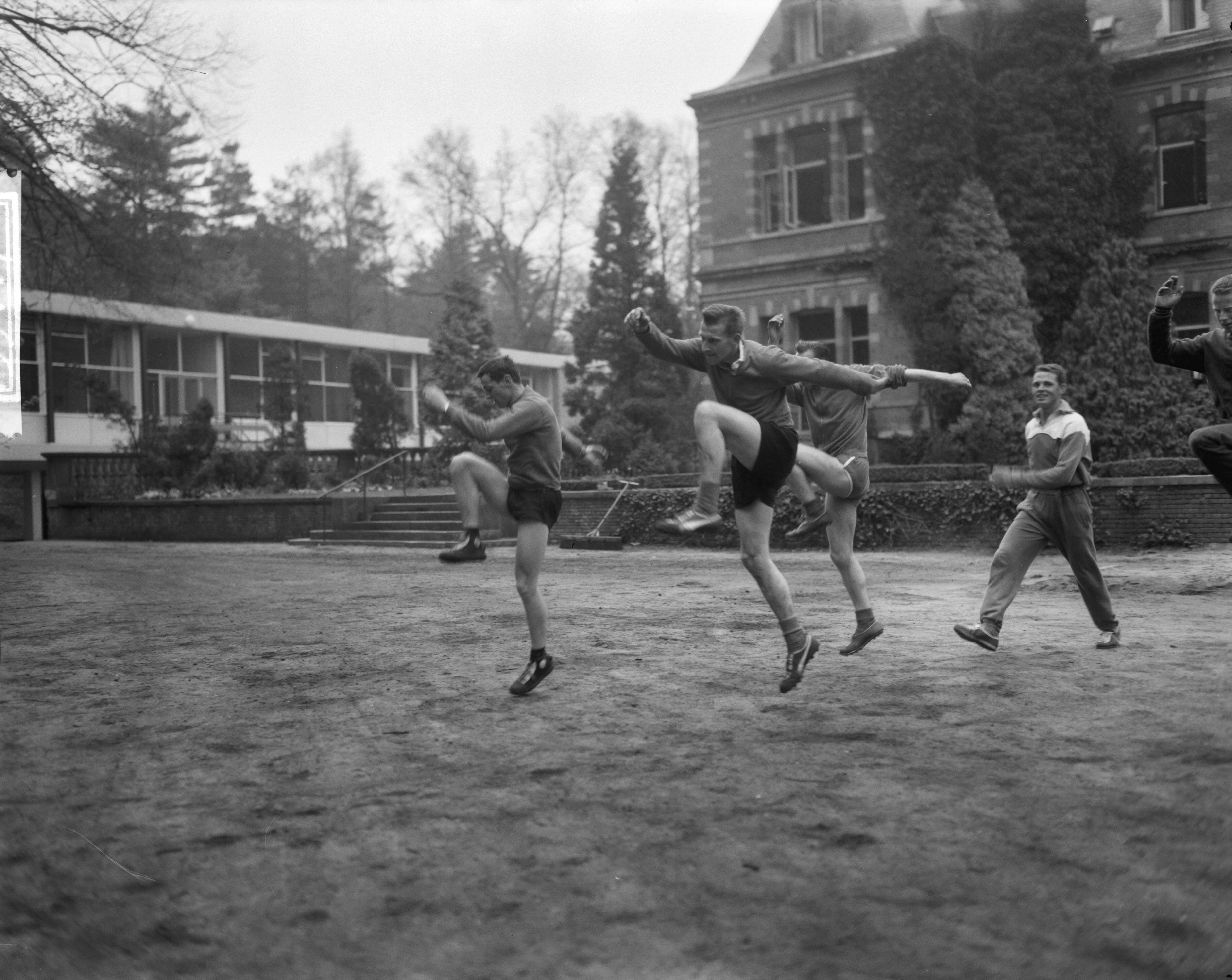 Fotocollectie Anefo — Conditietraining Nederlandse schaatskernploeg op het CIOS te Overveen — Foto: Bilsen, Joop van / Anefo. Licentie: Set B: Rechtenvrij / Publiek Domein. Bron: Nationaal Archief. http://hdl.handle.net/10648/aa07fbb8-d0b4-102d-bcf8-003048976d84