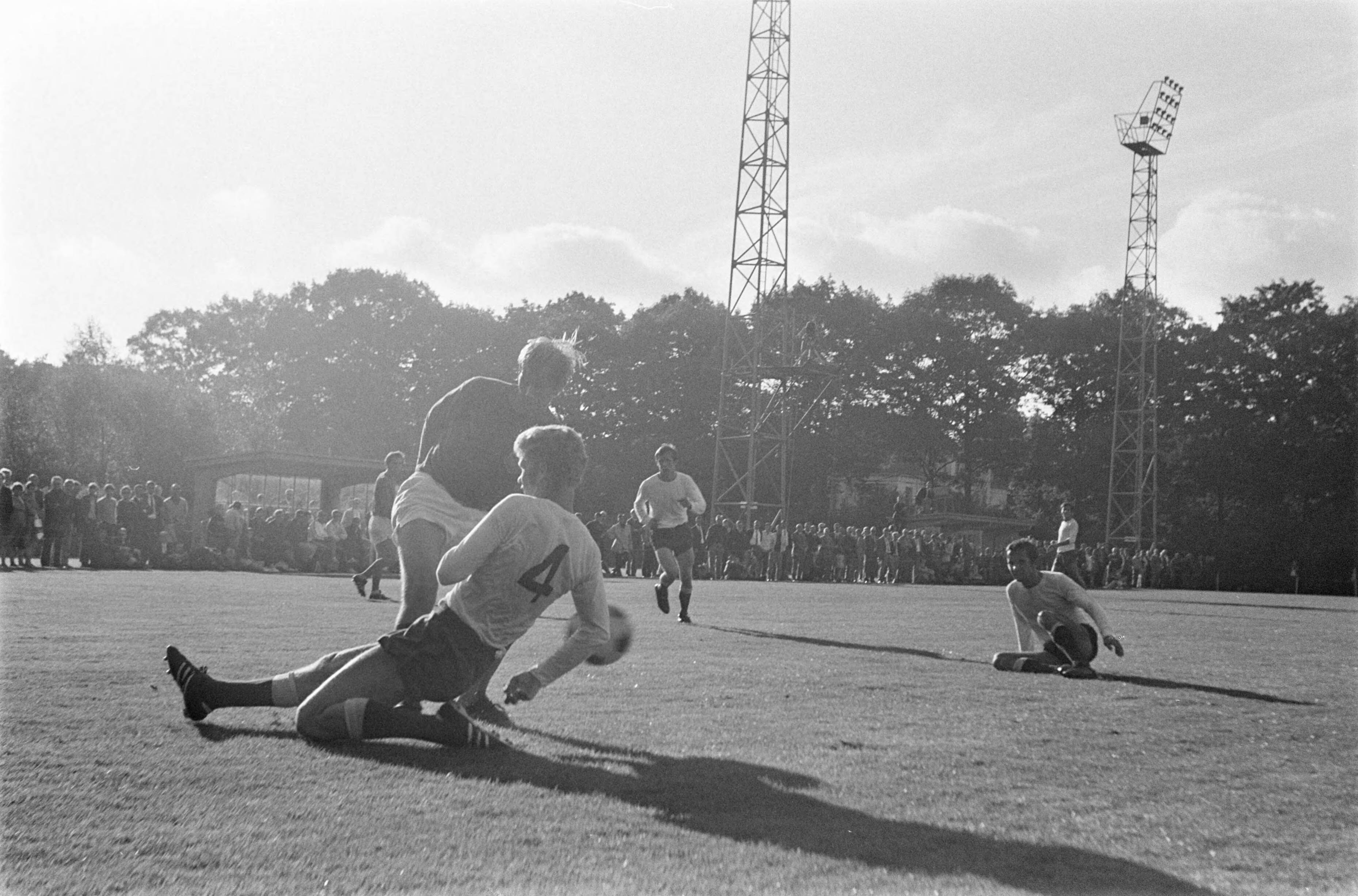Fotocollectie Anefo — Oefenwedstrijd Nederlands elftal De Graafschap in het UNVB trainingscentrum "Zeist" — Foto: Evers, Joost / Anefo. Licentie: Set B: Rechtenvrij / Publiek Domein. Bron: Nationaal Archief. http://hdl.handle.net/10648/ab784192-d0b4-102d-bcf8-003048976d84