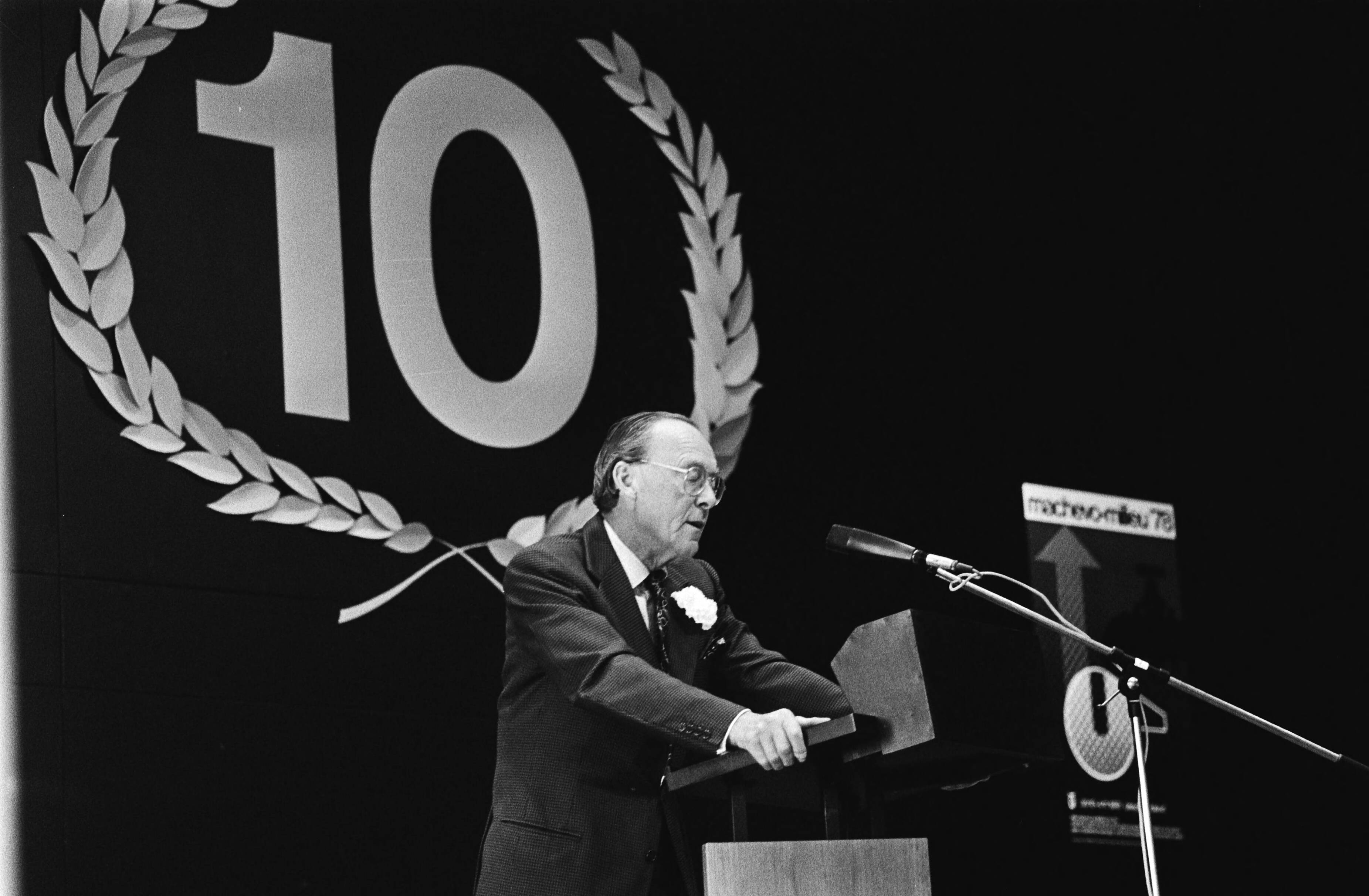 Fotocollectie Anefo — Prins Bernhard opent "Machevo Milieu 78" in Jaarbeurs in Utrecht; Prins Bernhard bij zijn door sneltekenaar getekend portret — Foto: Bogaerts, Rob / Anefo. Licentie: Set B: Rechtenvrij / Publiek Domein. Bron: Nationaal Archief. http://hdl.handle.net/10648/acbe80f2-d0b4-102d-bcf8-003048976d84