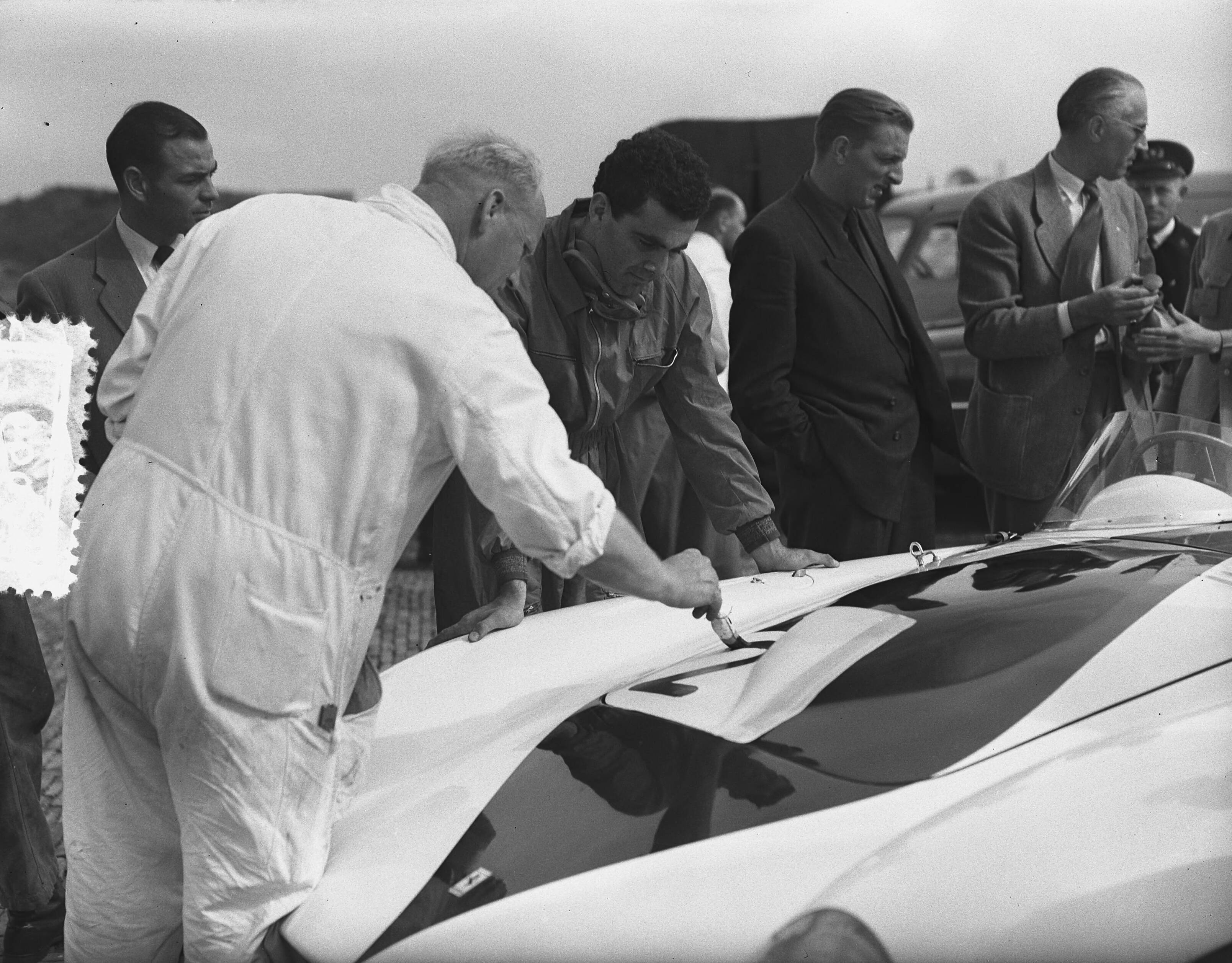 Fotocollectie Anefo — Trainingsdag sportwagenraces Zandvoort. De Amerikaan Boris "Bob" Said bij zijn Ferrari Mondial, waarop het startnummer 24 wordt geschilderd — Foto: Bilsen, Joop van / Anefo. Licentie: Set B: Rechtenvrij / Publiek Domein. Bron: Nationaal Archief. http://hdl.handle.net/10648/a927c0ac-d0b4-102d-bcf8-003048976d84