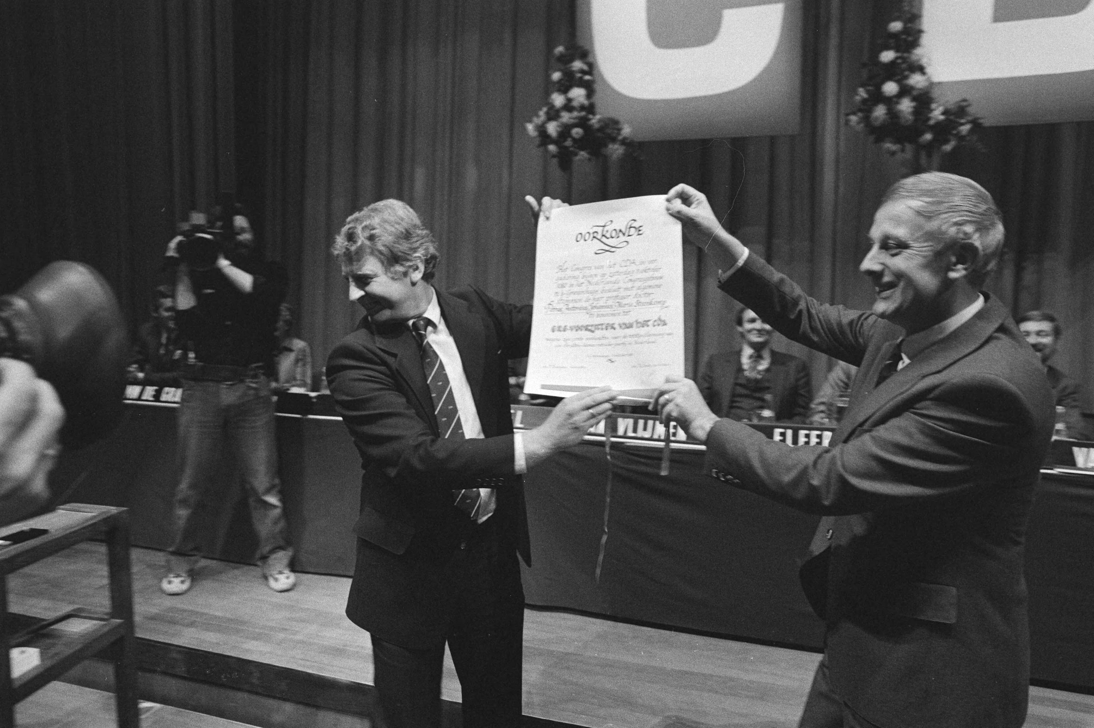 Fotocollectie Anefo — Fusie congres CDA in Den Haag , Steenkamp ere-voorzitter CDA, Bukman (l) gaf Steenkamp ere-oorkonde — Foto: Antonisse, Marcel / Anefo. Licentie: Set B: Rechtenvrij / Publiek Domein. Bron: Nationaal Archief. http://hdl.handle.net/10648/acea9a98-d0b4-102d-bcf8-003048976d84