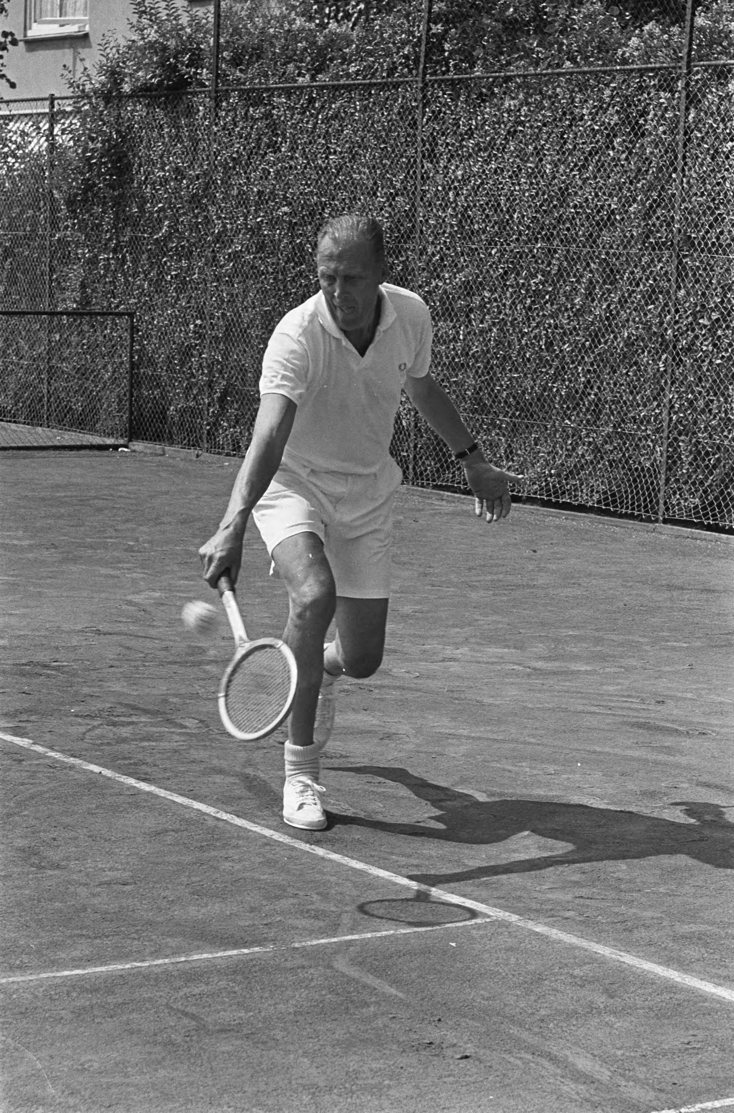 Fotocollectie Anefo — Nederlandse tenniskampioenschappen op de METS-banen. Wim Lagendaal, commissaris van politie en 57 jaar oud, kwam uit in het veteranentoernooi. (opdracht Algemeen Dagblad) — Foto: Koch, Eric / Anefo. Licentie: Set B: Rechtenvrij / Publiek Domein. Bron: Nationaal Archief. http://hdl.handle.net/10648/aaba69ec-d0b4-102d-bcf8-003048976d84
