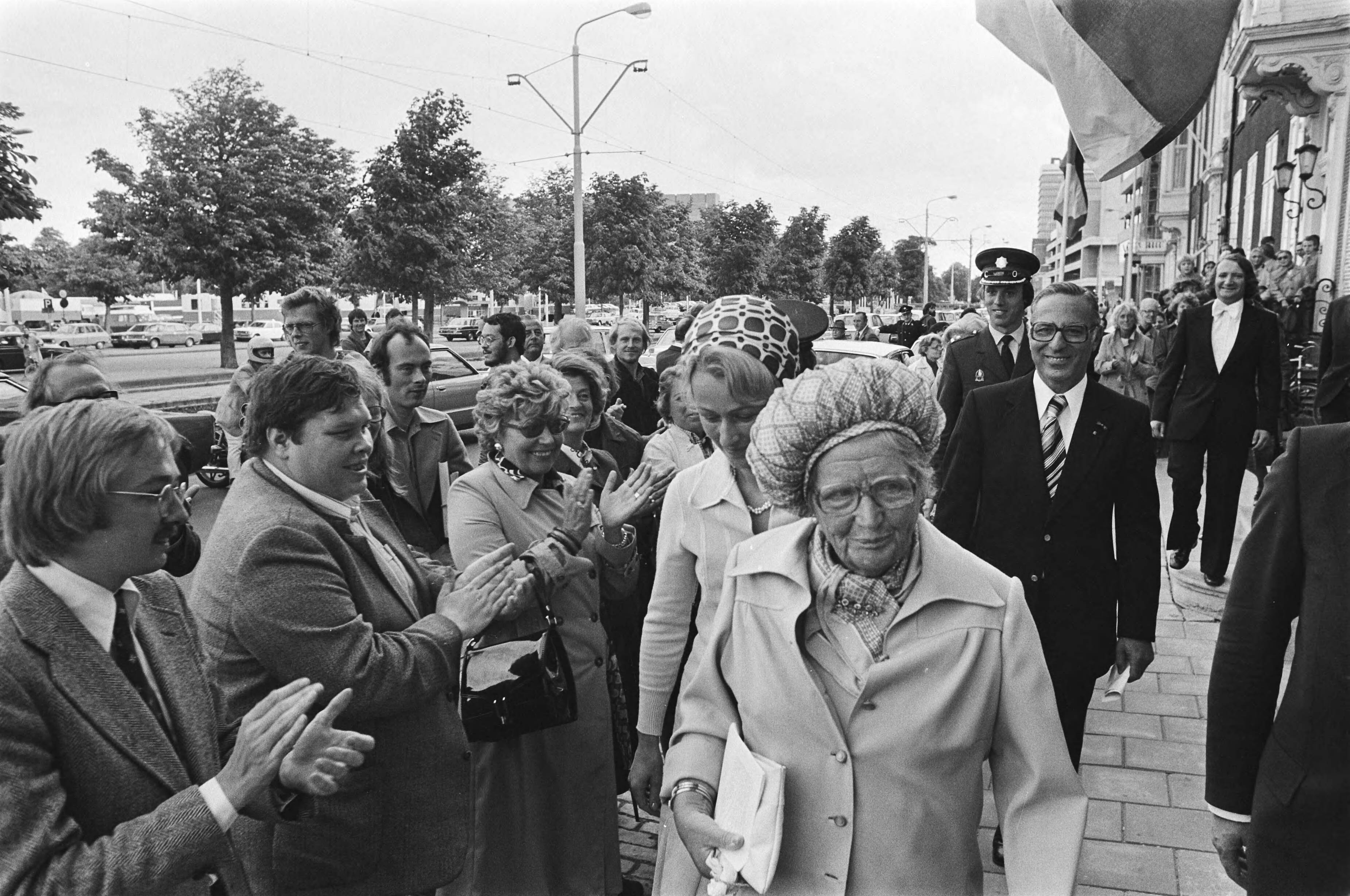 Fotocollectie Anefo — koningin Juliana bij inwijding gerestaureerde synagoge van Liberaal Joodse Gemeente in Den Haag koningin Juliana buiten — Foto: Verhoeff, Bert / Anefo. Licentie: Set B: Rechtenvrij / Publiek Domein. Bron: Nationaal Archief. http://hdl.handle.net/10648/ac8af4f8-d0b4-102d-bcf8-003048976d84