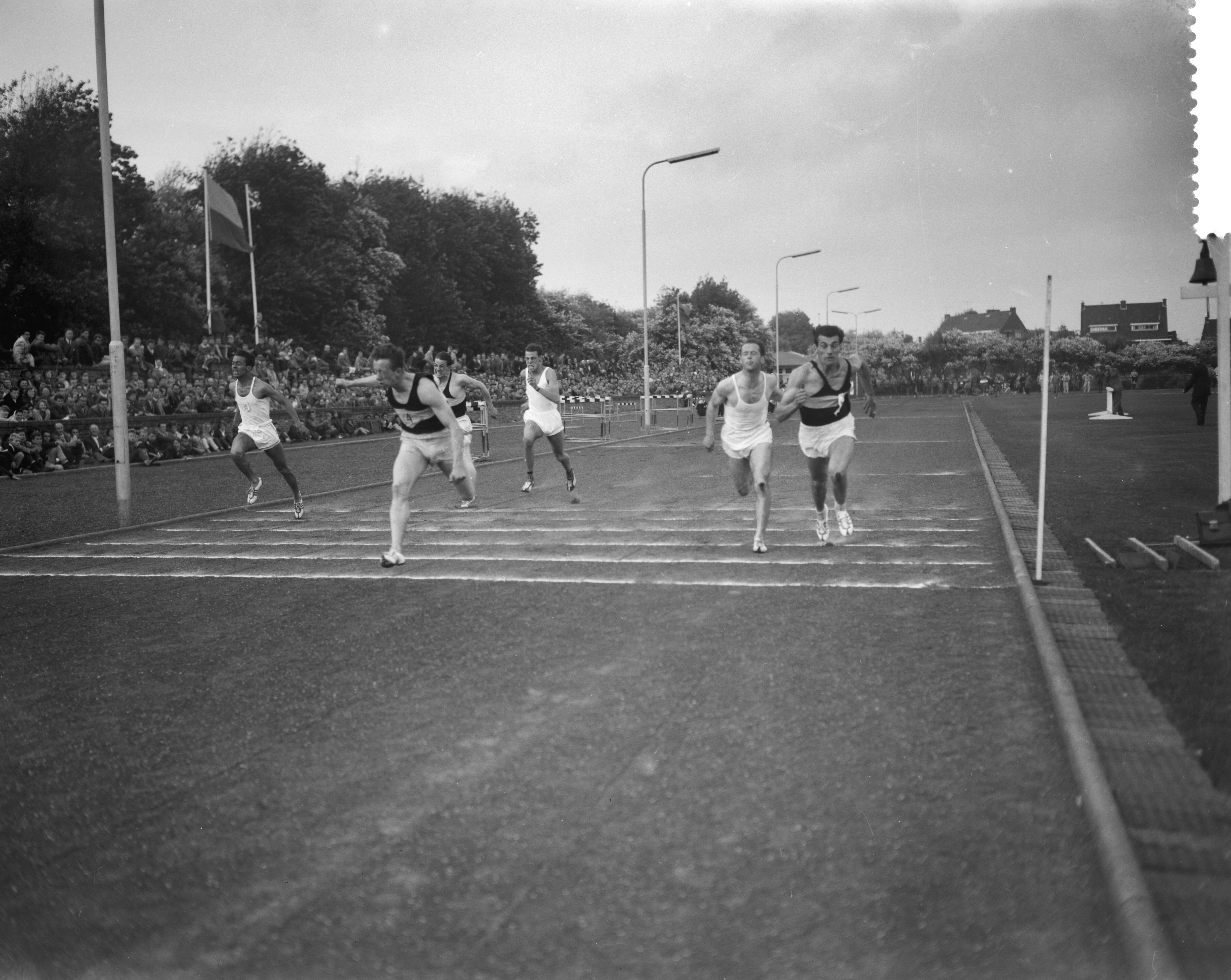 Fotocollectie Anefo — Atletiekwedstrijden Den Haag - Londen. Finish 100 meter heren. A. Meakin (Londen) wint voor D. New (Londen) — Foto: Bilsen, Joop van / Anefo. Licentie: Set B: Rechtenvrij / Publiek Domein. Bron: Nationaal Archief. http://hdl.handle.net/10648/a9dd8dec-d0b4-102d-bcf8-003048976d84