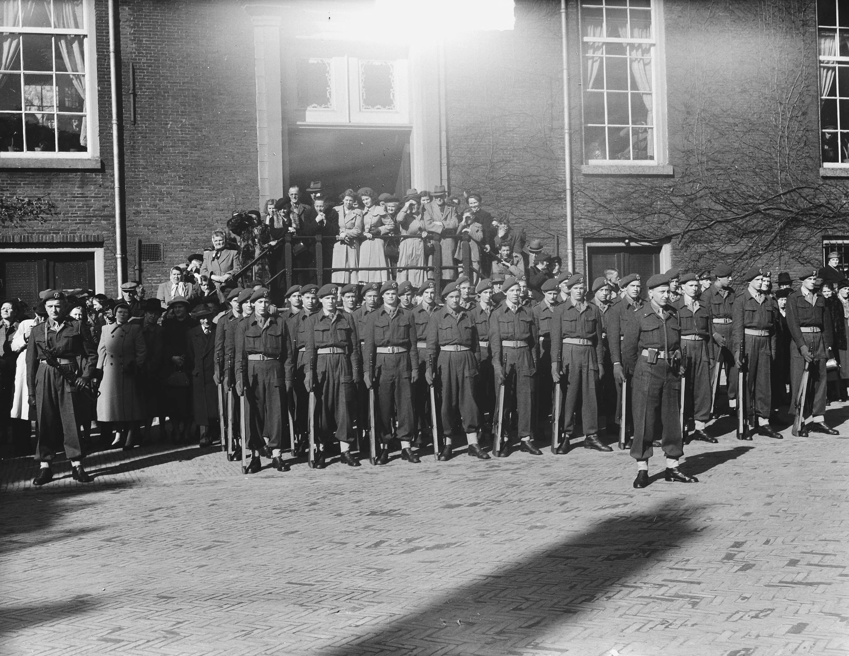Afscheidsparade in Haarlem van het regiment lichte luchtdoelartillerie "Betuwe", gelegerd in de Koudenhornkazerne — Afscheidsparade in Haarlem van het regiment lichte luchtdoelartillerie "Betuwe", gelegerd in de Koudenhornkazerne. Ouderdag t.g.v. afsluiten elementaire opleiding recureten van de lichting 1950/1951 — Foto: Vogel, Carel L. de / Anefo. Licentie: Set B: Rechtenvrij / Publiek Domein. Bron: Nationaal Archief. http://hdl.handle.net/10648/a8e7803c-d0b4-102d-bcf8-003048976d84
