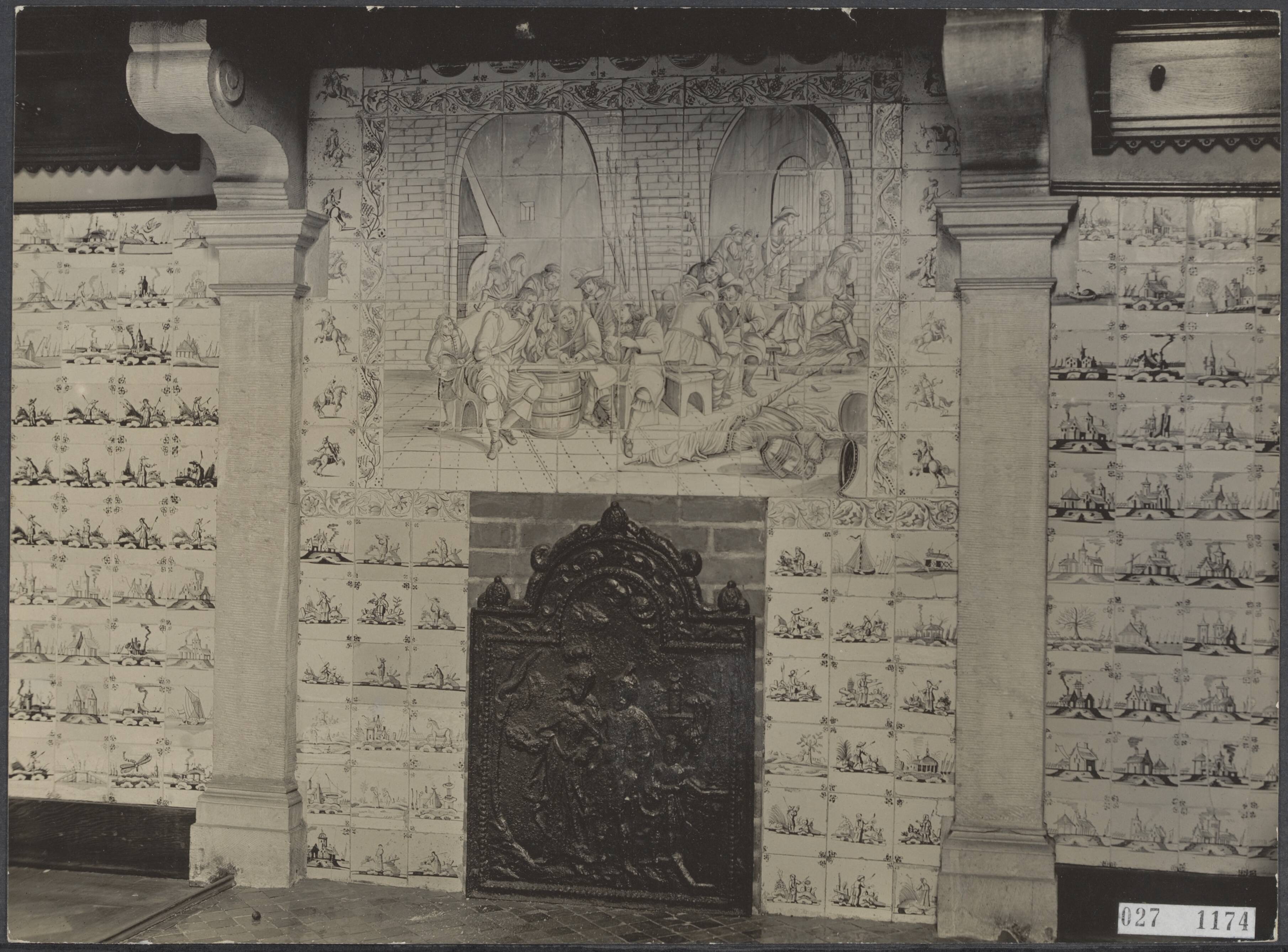 Fotocollectie Elsevier Binnenland — Groningen. Provinciehuis. De schouw met antieke tegels in de Wachtkamer van de Statenzaal, voorstellende de Schuttersjacht — Foto: Favier, Adriaan. Licentie: Set B: Rechtenvrij / Publiek Domein. Bron: Nationaal Archief. http://hdl.handle.net/10648/addbdaca-d0b4-102d-bcf8-003048976d84