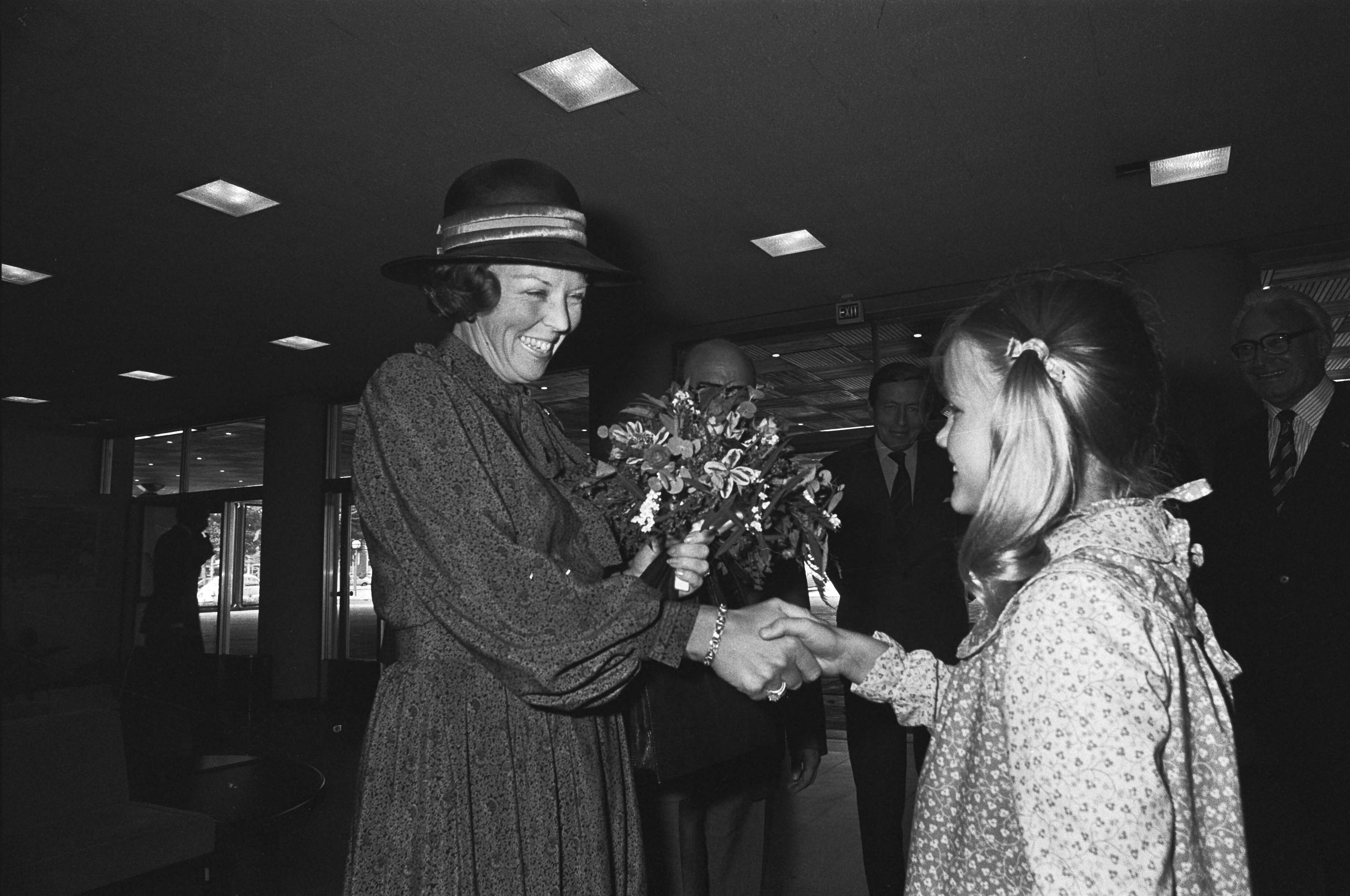 Fotocollectie Anefo — Prinses Beatrix en Prins Claus aanwezig bij 125-jarig bestaan van de Kamer van Koophandel en Fabrieken van Den Haag — Foto: Suyk, Koen / Anefo. Licentie: Set B: Rechtenvrij / Publiek Domein. Bron: Nationaal Archief. http://hdl.handle.net/10648/acbc3040-d0b4-102d-bcf8-003048976d84