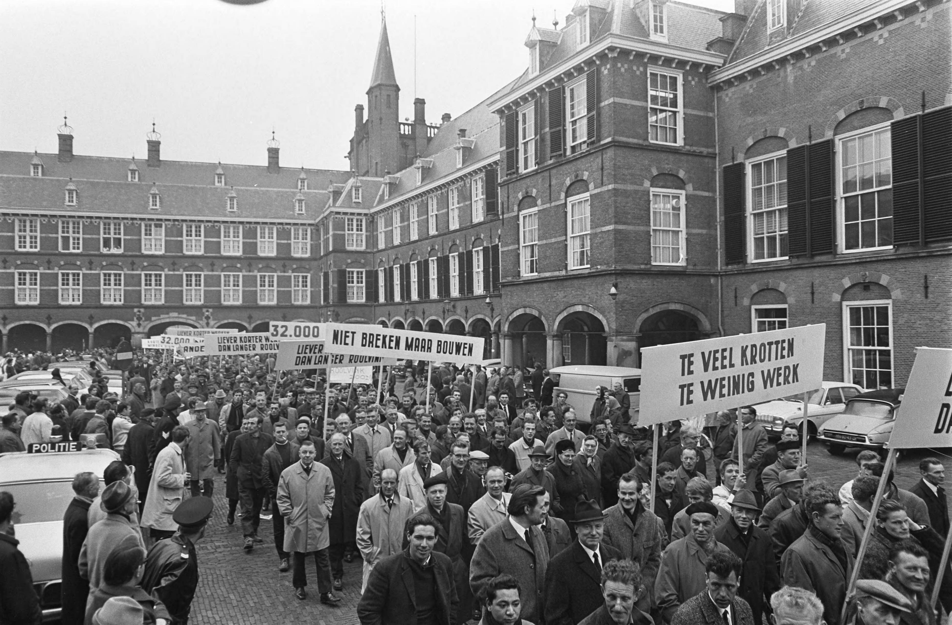 Fotocollectie Anefo — Bouwvakkers demonstreren in Den Haag . Nummers 16.17.18 Mertens en Kloos — Foto: Koch, Eric / Anefo. Licentie: Set B: Rechtenvrij / Publiek Domein. Bron: Nationaal Archief. http://hdl.handle.net/10648/ab3b8162-d0b4-102d-bcf8-003048976d84