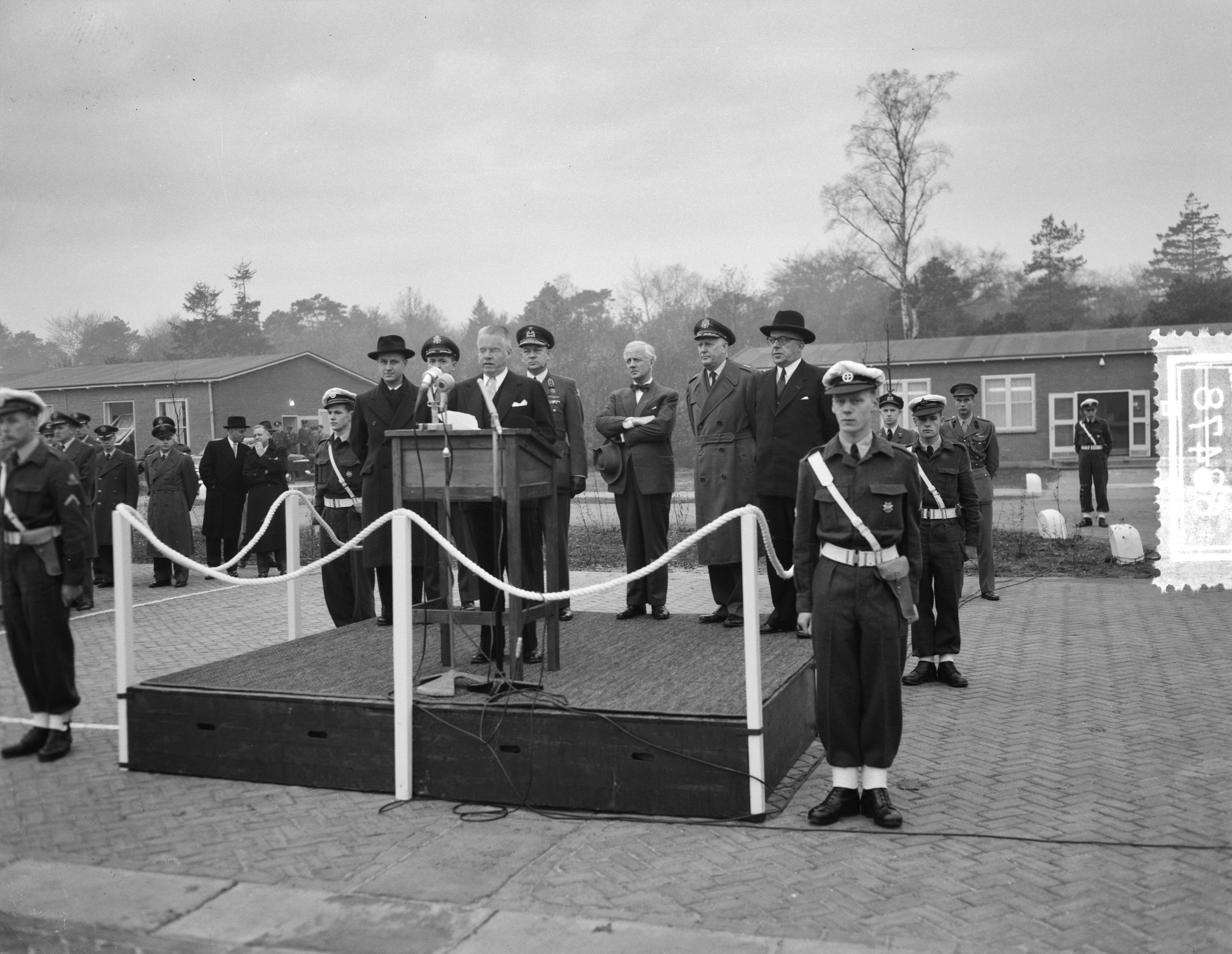Fotocollectie Anefo — Het Amerikaanse 32th Tactical Fighter Squadron (gestationeerd op Soesterberg, en bestaande uit Sabre-toestellen) wordt onder het operationele commando van de Koninklijke Luchtmacht gesteld. Toespraak van de Amerikaanse ambassadeur H. Freeman Matthews — Foto: Noske, J.D. / Anefo. Licentie: Set B: Rechtenvrij / Publiek Domein. Bron: Nationaal Archief. http://hdl.handle.net/10648/a92d0ecc-d0b4-102d-bcf8-003048976d84