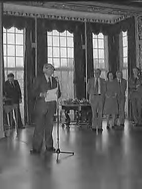 Fotocollectie Rijksvoorlichtingsdienst Eigen — [Foto's Rijkvoorlichtingsdienst intern] Uitreiking onderscheidingen aan mw Kok hr Van Spek Hr ros en hr Middelburg [toespraak premier Den Uyl] — Foto: Rijksvoorlichtingsdienst (RVD). Licentie: Set B: Rechtenvrij / Publiek Domein. Bron: Nationaal Archief. http://hdl.handle.net/10648/af7c6a34-d0b4-102d-bcf8-003048976d84