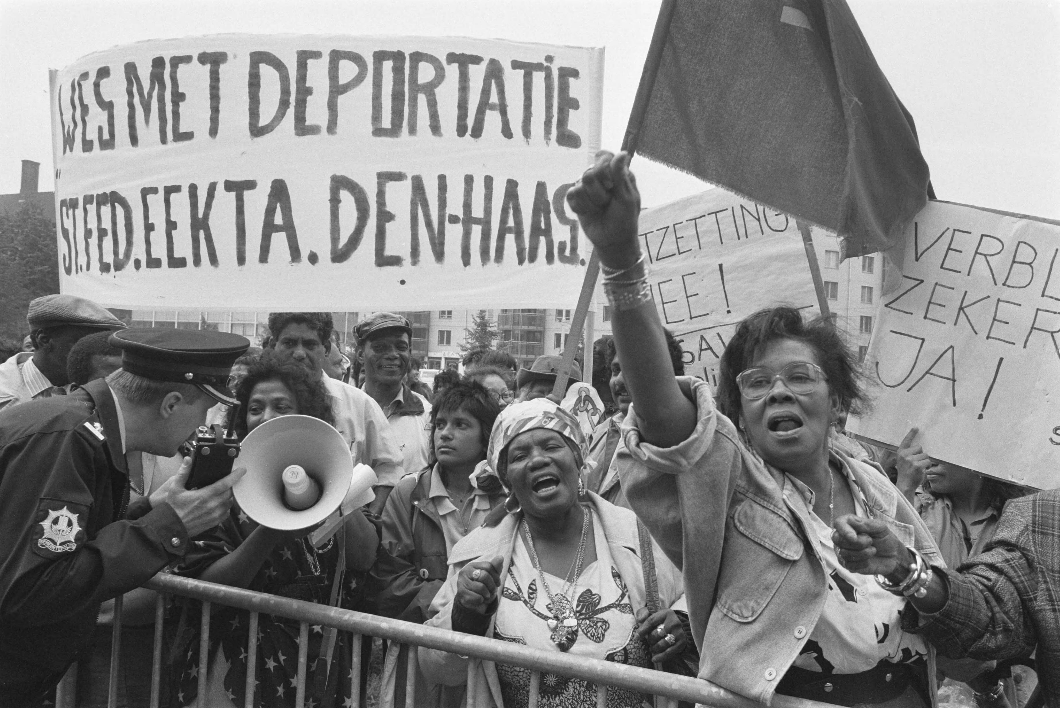Fotocollectie Anefo — Ex-gedaagde Surinamers protesteren in Den Haag tegen uitwijzing / negatiefsrook — Foto: Croes, Rob C. / Anefo. Licentie: Set B: Rechtenvrij / Publiek Domein. Bron: Nationaal Archief. http://hdl.handle.net/10648/ad6c7f68-d0b4-102d-bcf8-003048976d84