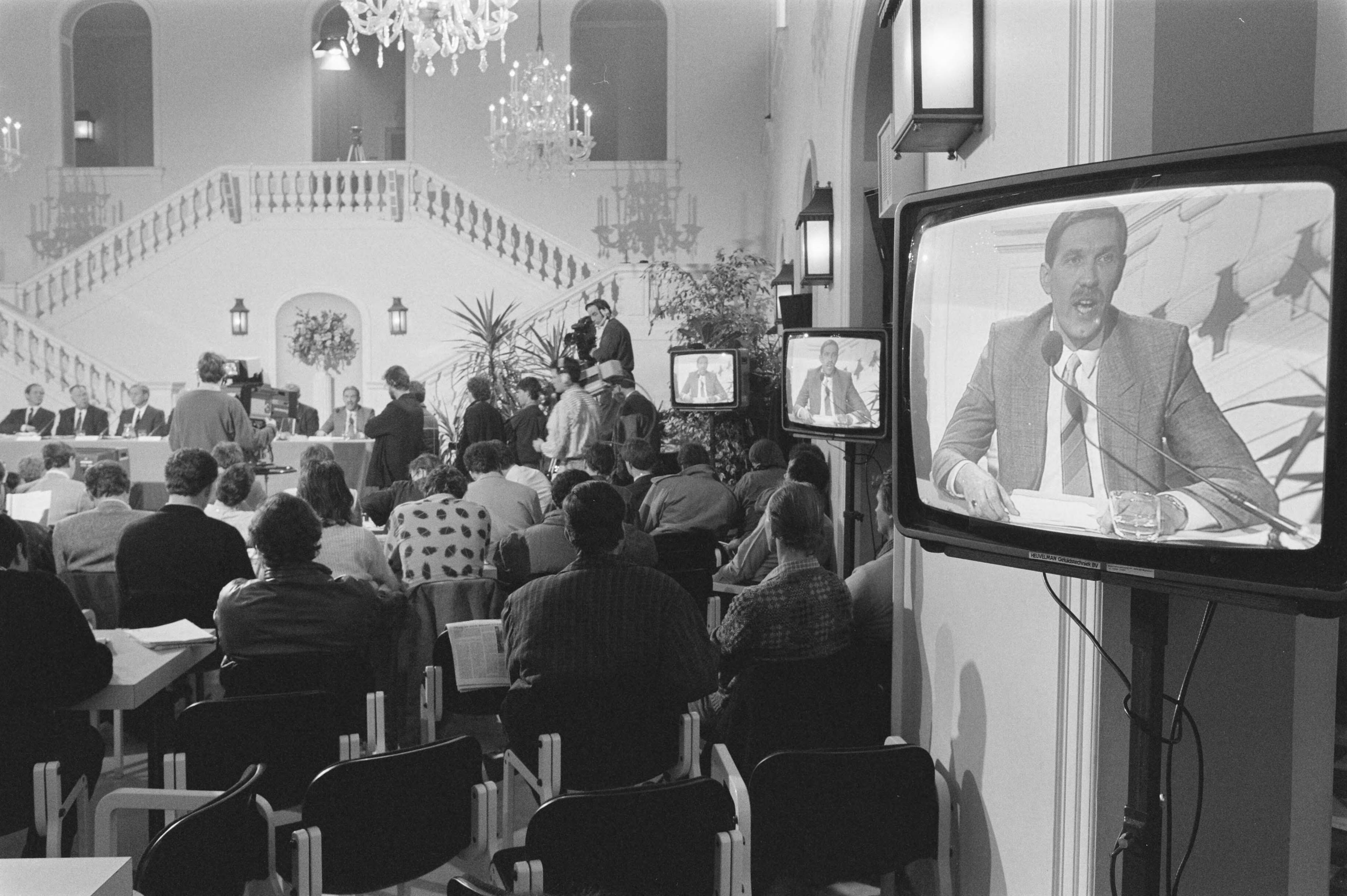 Fotocollectie Anefo — Persconferentie i.v.m. ontvoering Gerrit Jan Heijn in gemeentehuis Bloemendaal met tv-programma "Opsporing Verzocht" — Foto: Croes, Rob C. / Anefo. Licentie: Set B: Rechtenvrij / Publiek Domein. Bron: Nationaal Archief. http://hdl.handle.net/10648/ad673850-d0b4-102d-bcf8-003048976d84
