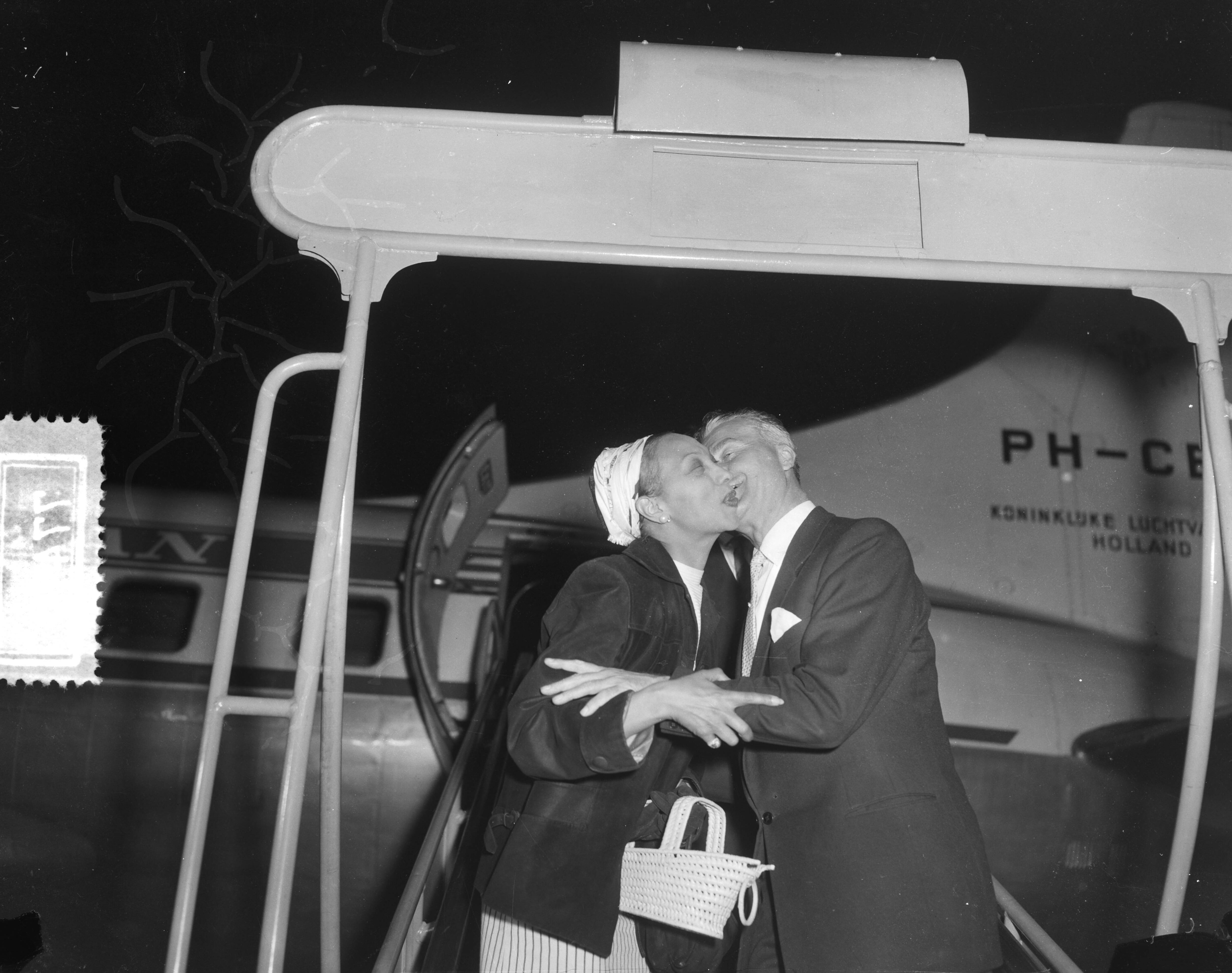 Fotocollectie Anefo — Aankomst van Josephine Baker op Schiphol. Zij wordt met een zoen verwelkomd door de directeur van Theater Carré, Alex Wunnink jr. — Foto: Bilsen, Joop van / Anefo. Licentie: Set B: Rechtenvrij / Publiek Domein. Bron: Nationaal Archief. http://hdl.handle.net/10648/a94794b8-d0b4-102d-bcf8-003048976d84