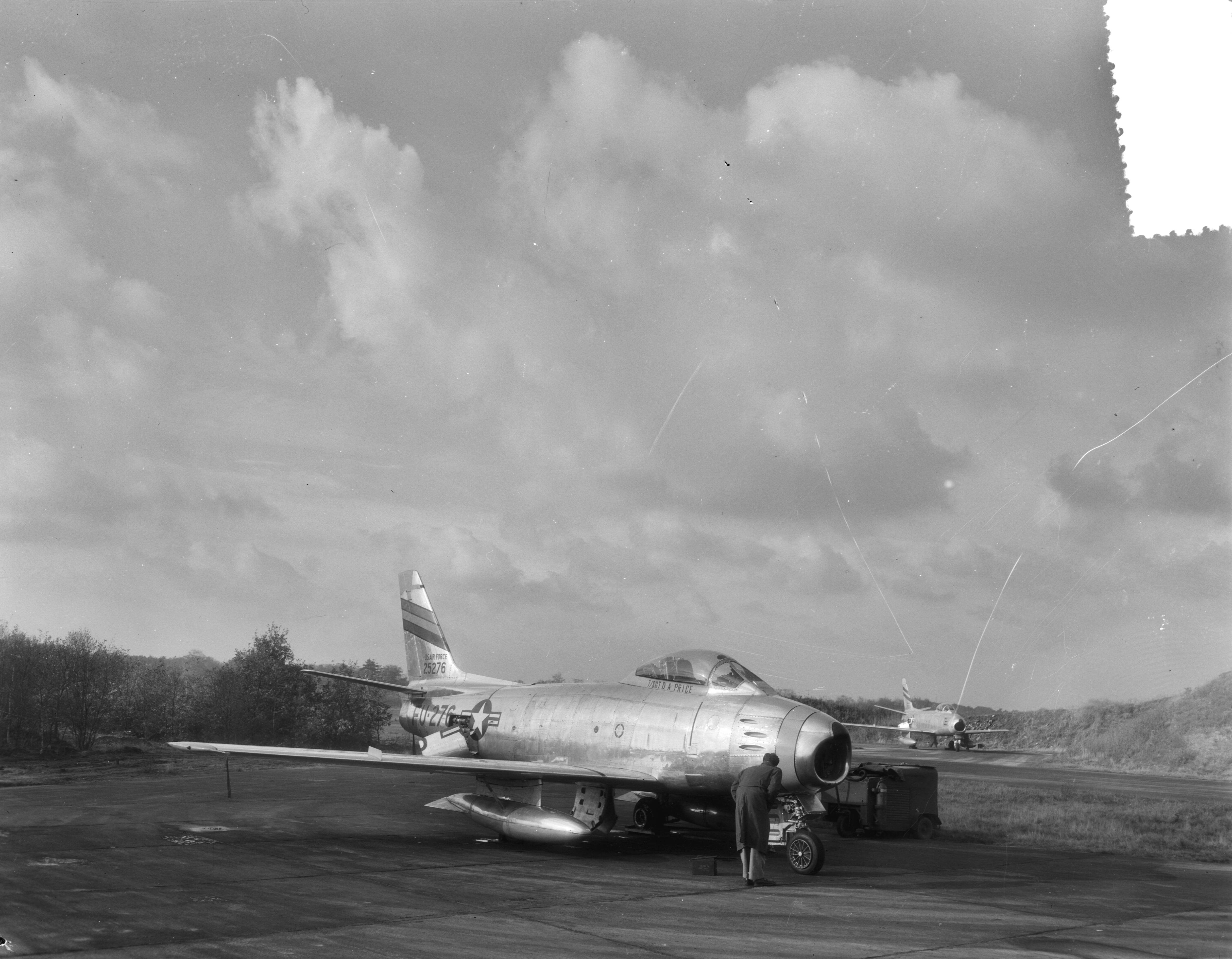 Fotocollectie Anefo — [North American F-86 Sabres van het USAF 32th Fighter Day Squadron gestationeerd op Soesterberg] — Foto: Duinen, G.W. van / Anefo. Licentie: Set B: Rechtenvrij / Publiek Domein. Bron: Nationaal Archief. http://hdl.handle.net/10648/a92cb242-d0b4-102d-bcf8-003048976d84