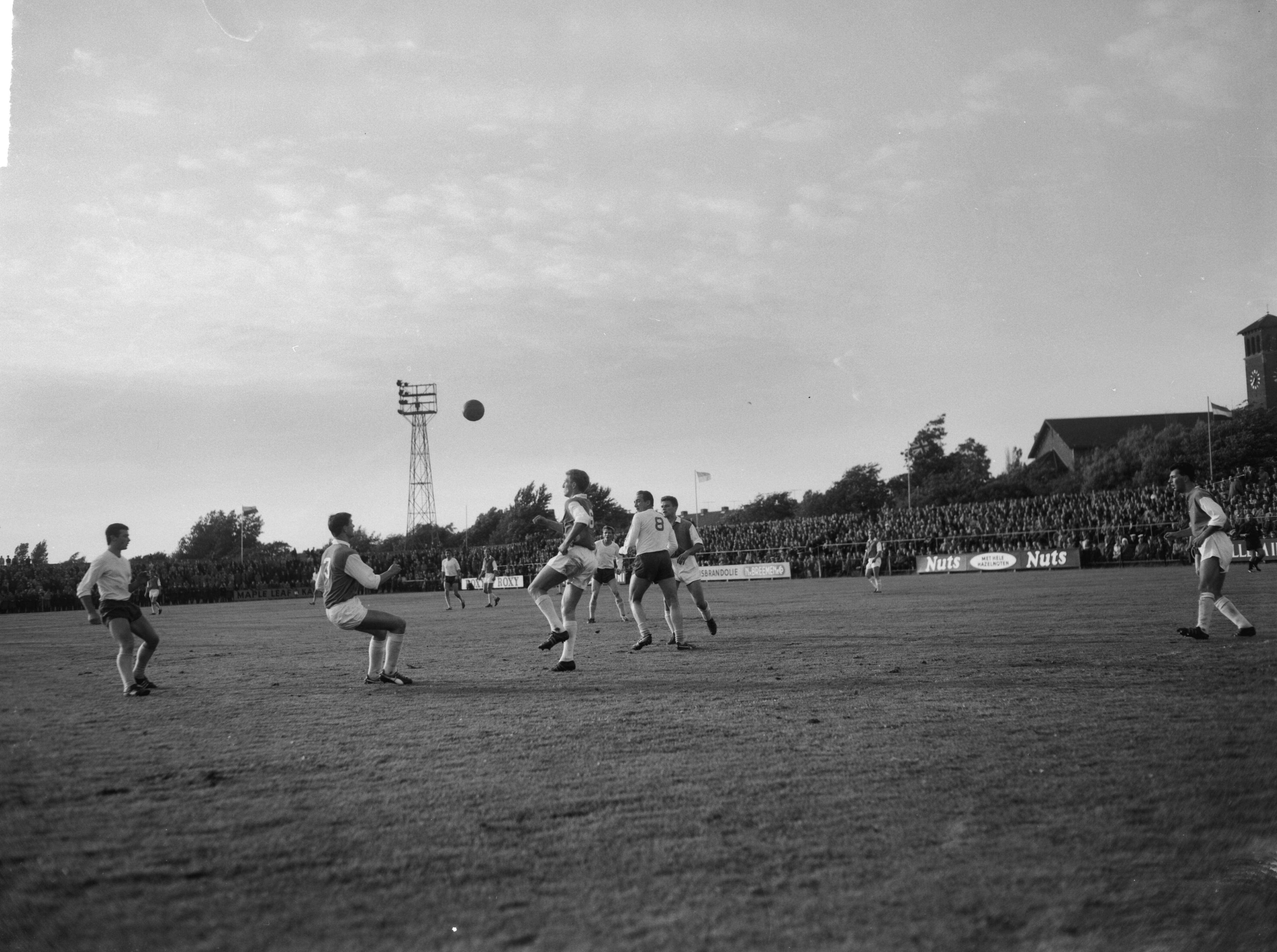 Fotocollectie Anefo — Promotie Competitie 2e divisie, Haarlem tegen AGOVV. Aanval op het AGOVV-doel — Foto: Bilsen, Joop van / Anefo. Licentie: Set B: Rechtenvrij / Publiek Domein. Bron: Nationaal Archief. http://hdl.handle.net/10648/aa3c8162-d0b4-102d-bcf8-003048976d84