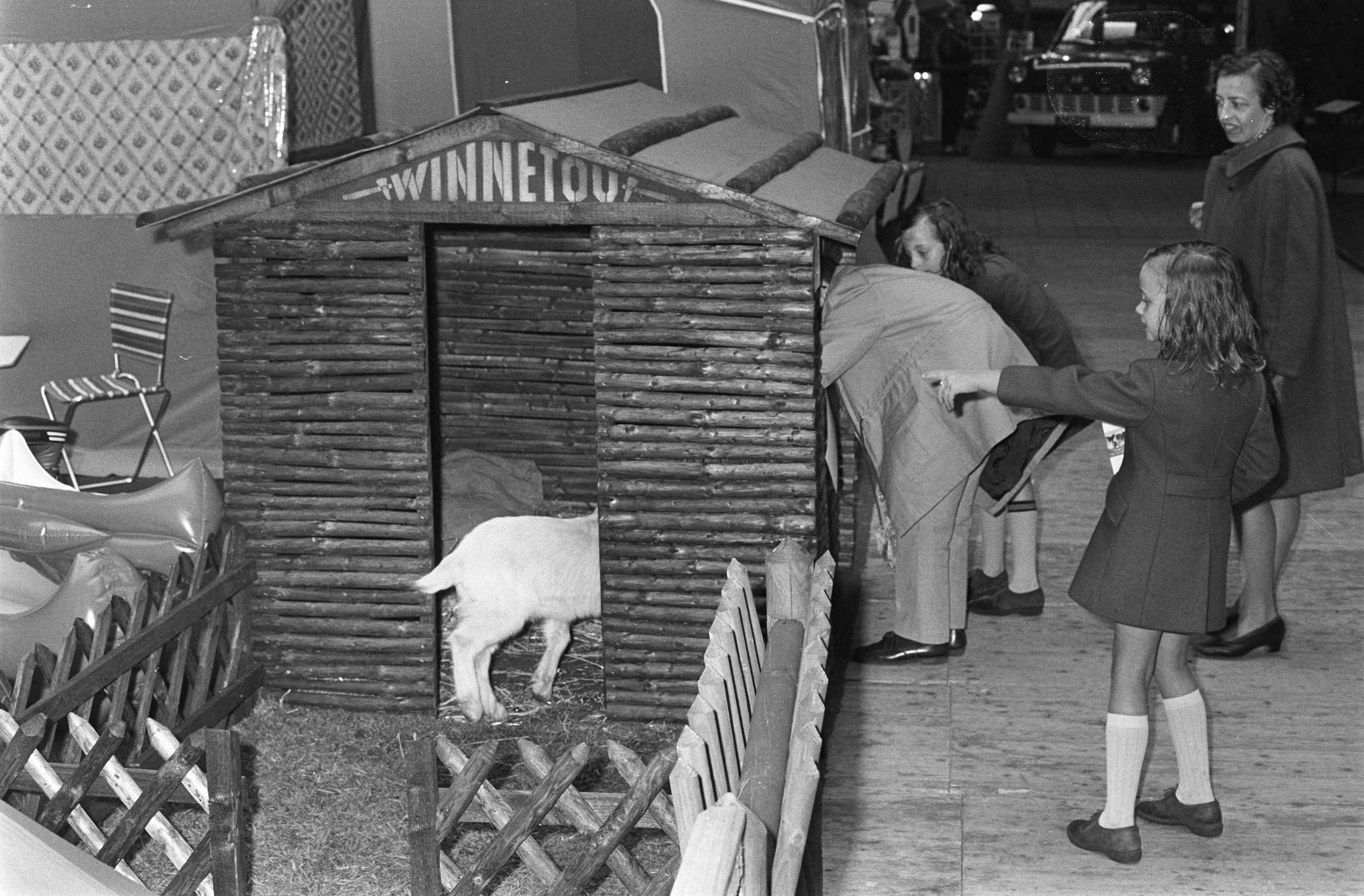 Fotocollectie Anefo — Opening van de 8ste Nat. Kampeer- en Sporttentoonstelling "Kamp Houtrust" door wethouder van Econom. Zaken, B. Bol te Den Haag overzicht / — Foto: Verhoeff, Bert / Anefo. Licentie: Set B: Rechtenvrij / Publiek Domein. Bron: Nationaal Archief. http://hdl.handle.net/10648/ab65391c-d0b4-102d-bcf8-003048976d84