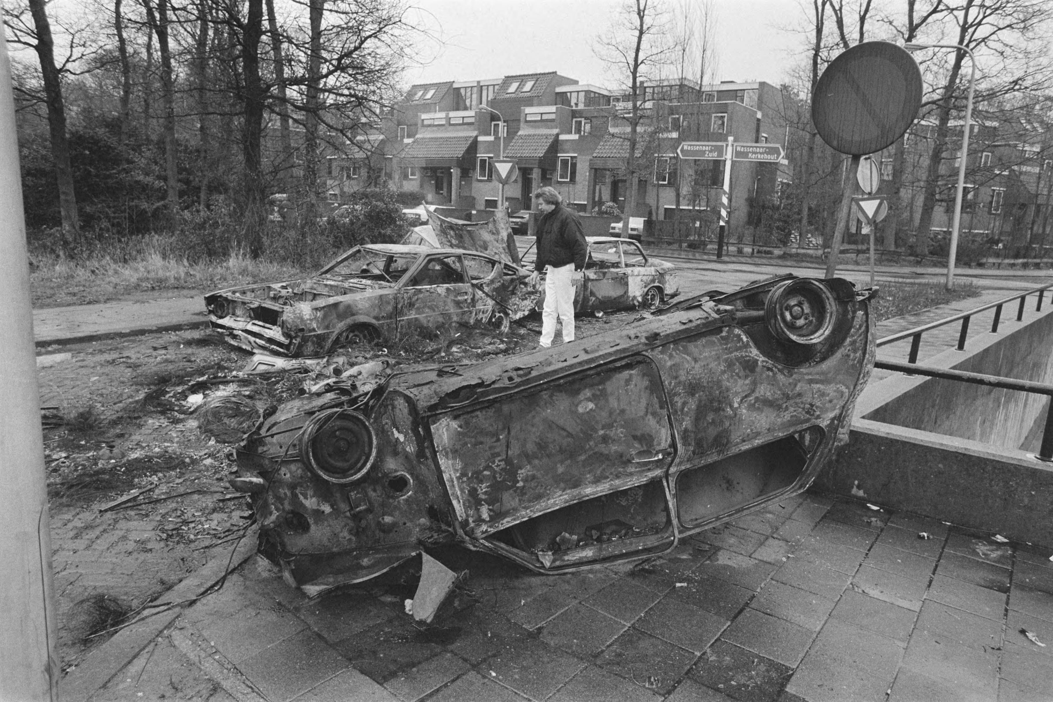 Fotocollectie Anefo — Brandweer bij uitgebrande autos in Wassenaar — Foto: Bogaerts, Rob / Anefo. Licentie: Set B: Rechtenvrij / Publiek Domein. Bron: Nationaal Archief. http://hdl.handle.net/10648/ad5b2128-d0b4-102d-bcf8-003048976d84