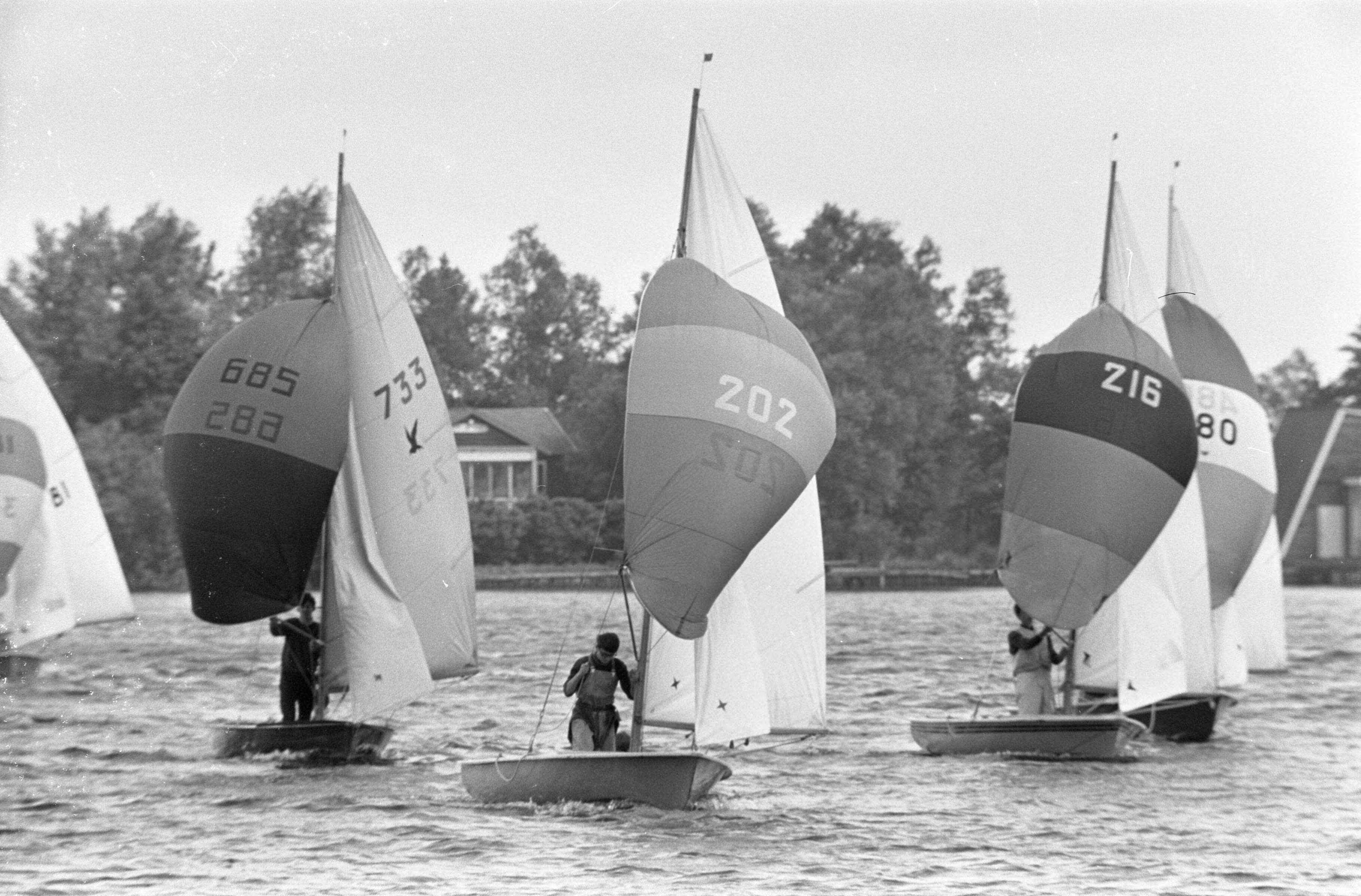 Fotocollectie Anefo — Loosdrecht Hollandweek. Buitenboord hangen bij de Stern — Foto: Kroon, Ron / Anefo. Licentie: Set B: Rechtenvrij / Publiek Domein. Bron: Nationaal Archief. http://hdl.handle.net/10648/ab480df6-d0b4-102d-bcf8-003048976d84